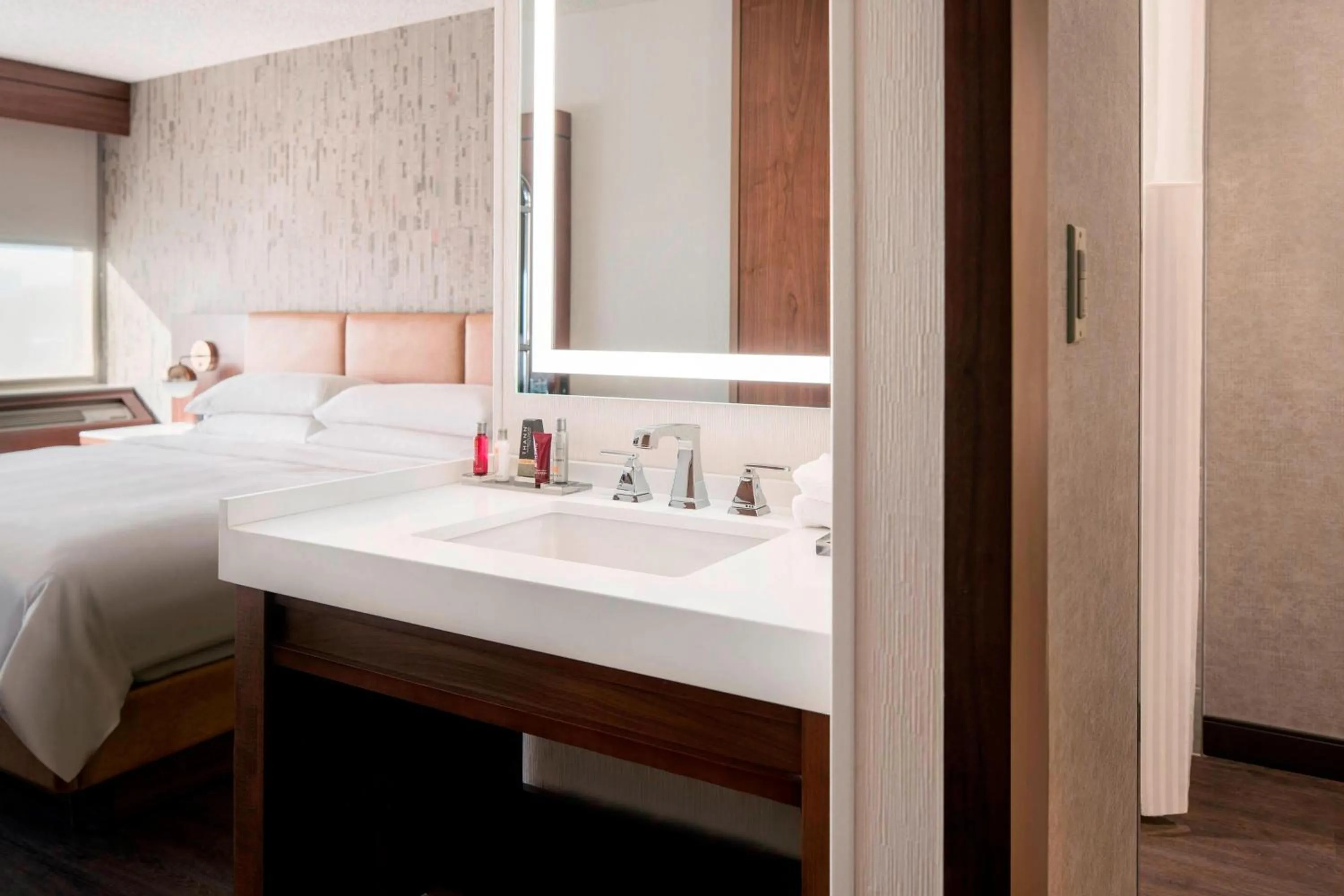 Bathroom, Bed in Fullerton Marriott at California State University