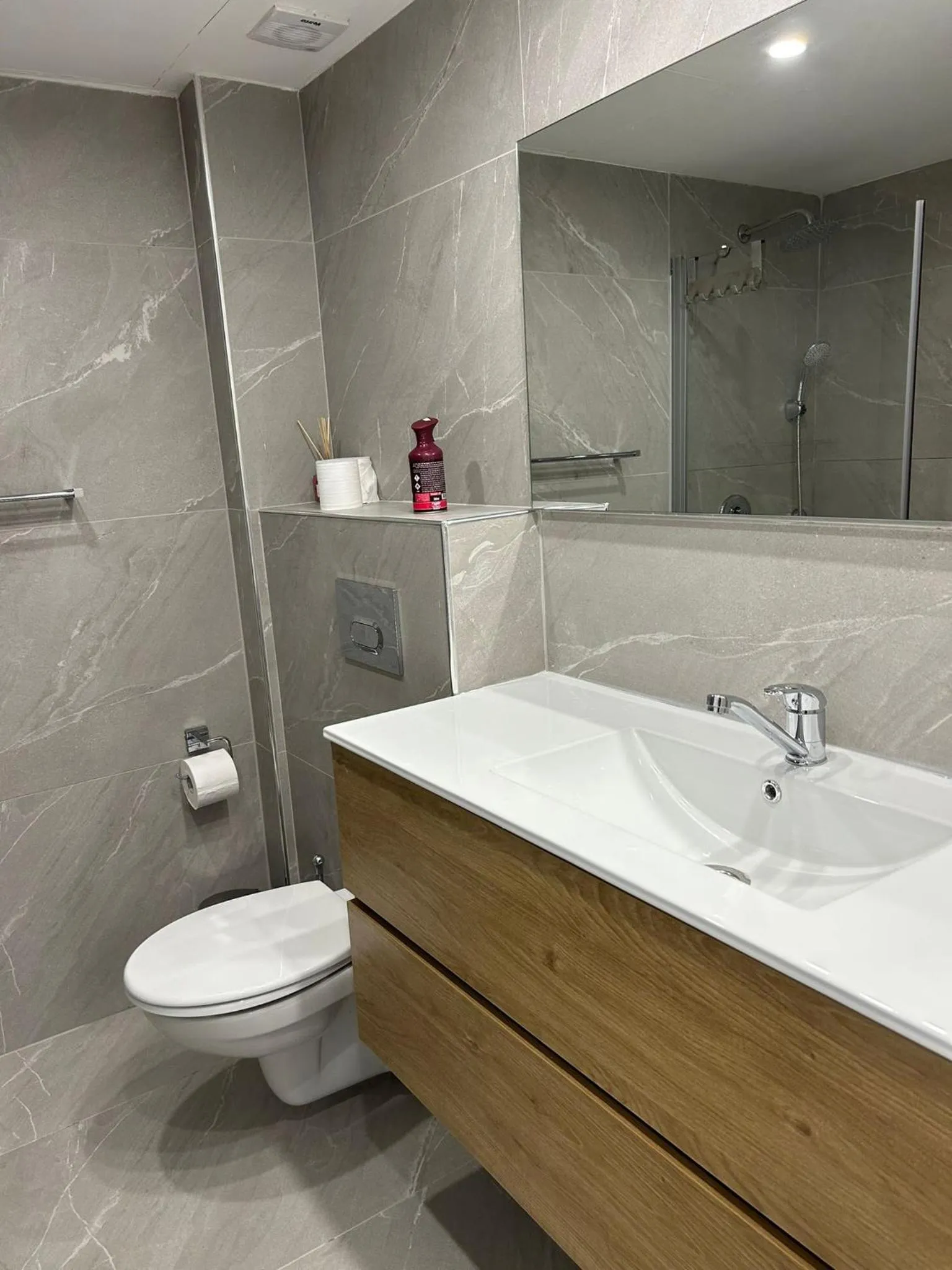 Shower in City Resort Palmore