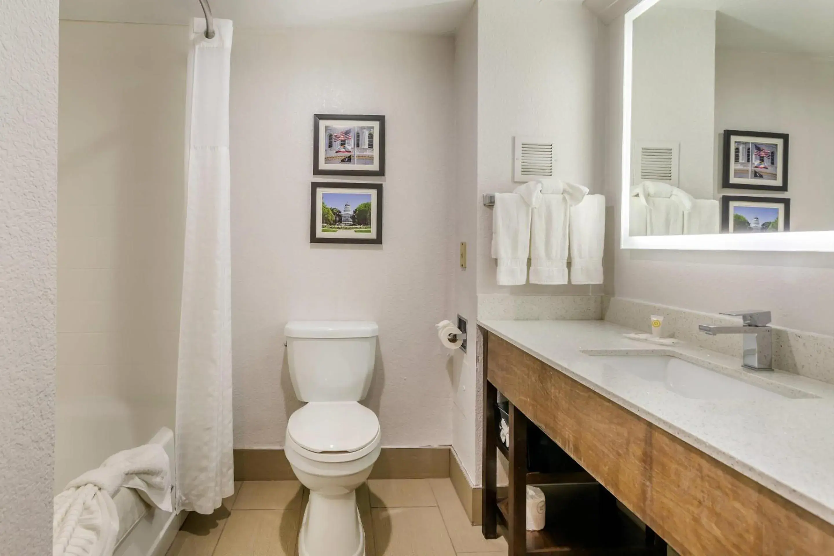 Bedroom in Comfort Suites Downtown Sacramento Bedroom in Comfort Suites Downtown Sacramento