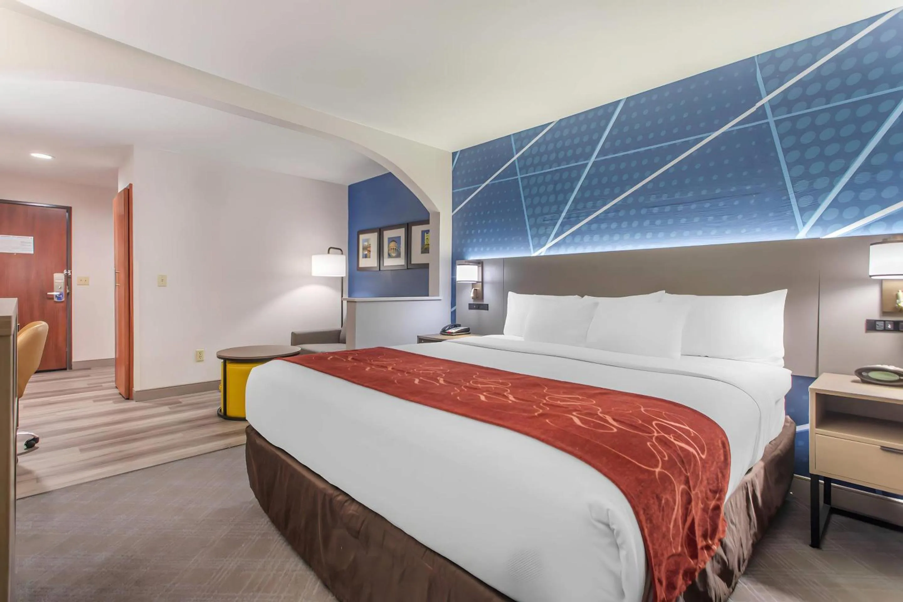 Bedroom, Bed in Comfort Suites Downtown Sacramento