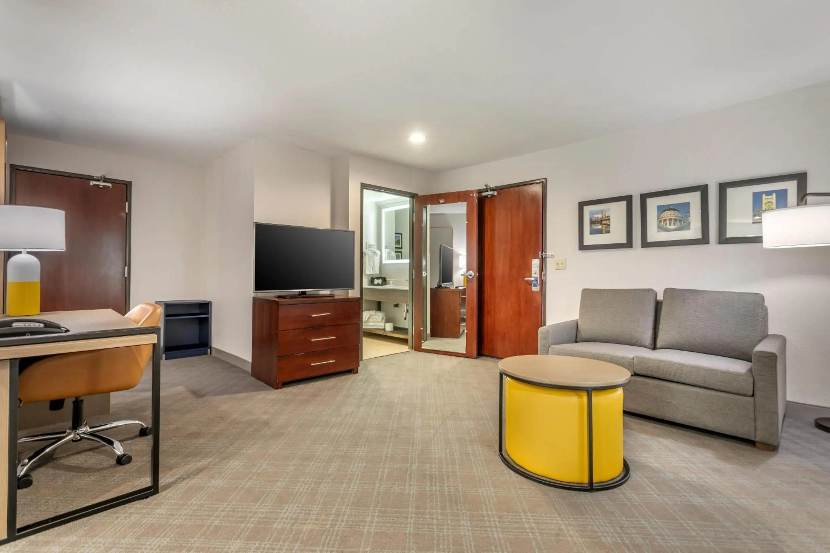 Bedroom in Comfort Suites Downtown Sacramento