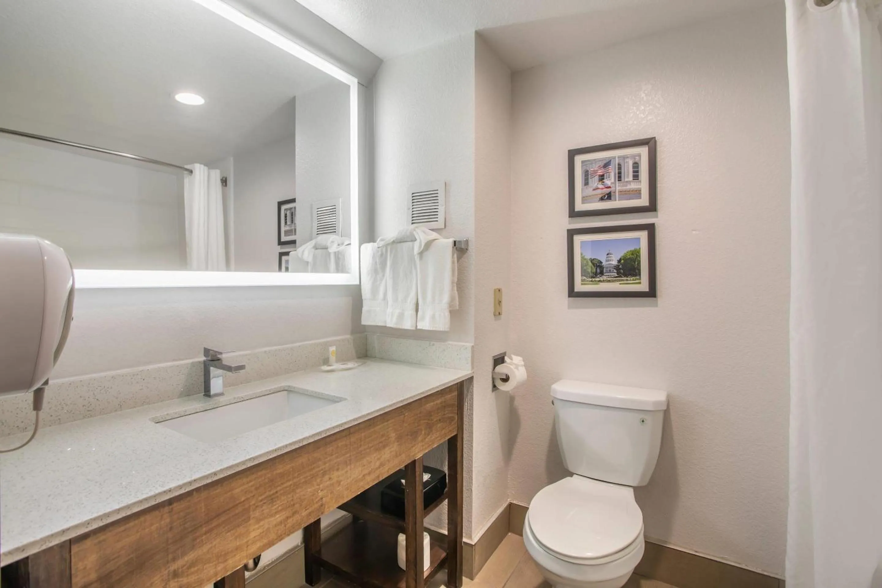 Bedroom in Comfort Suites Downtown Sacramento