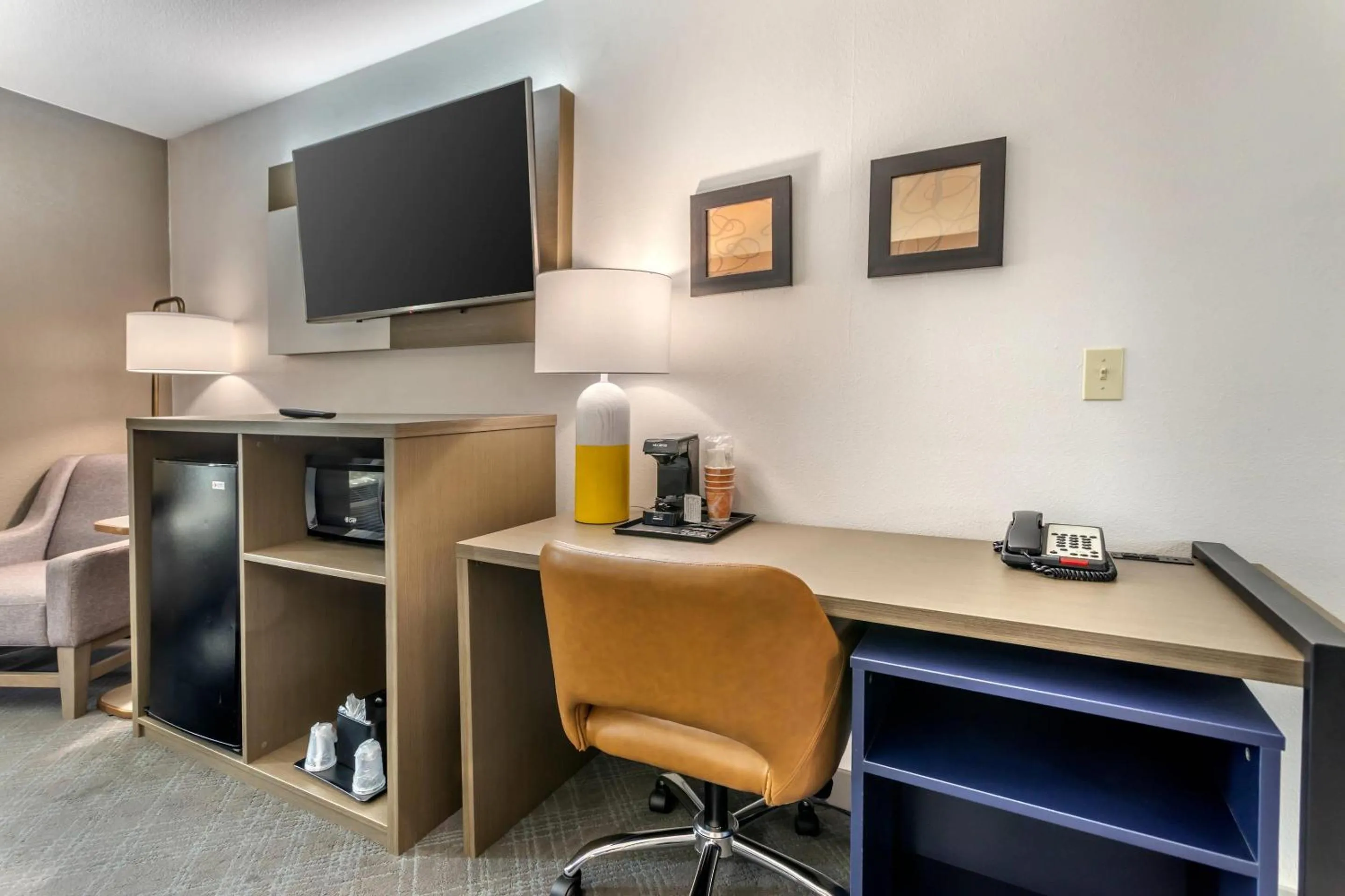 Bedroom in Comfort Suites Downtown Sacramento