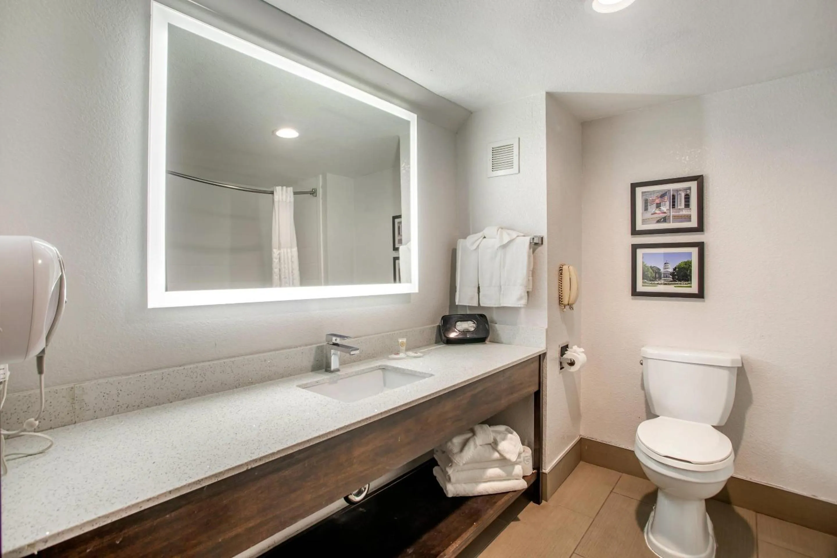 Bedroom in Comfort Suites Downtown Sacramento