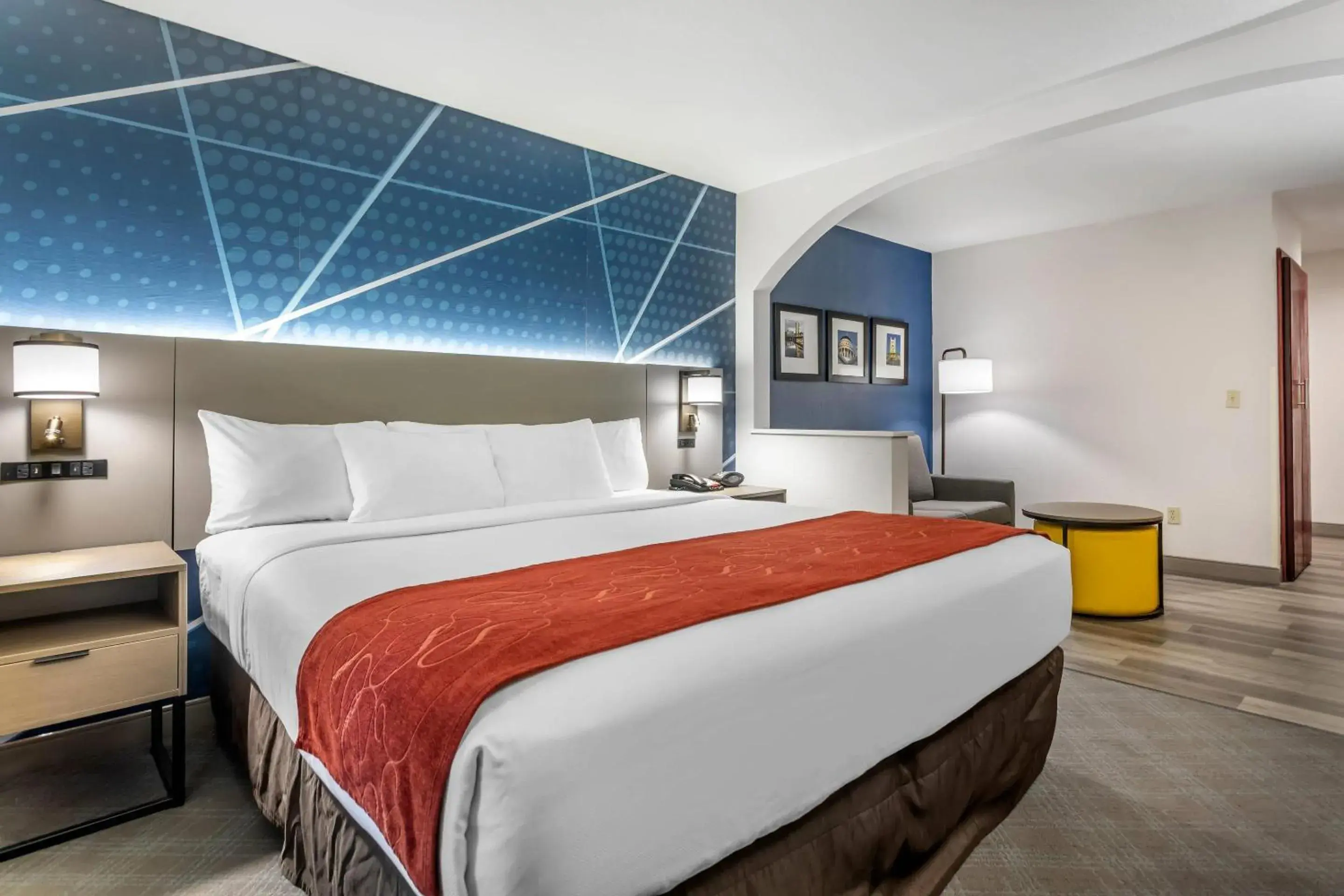 Bedroom, Bed in Comfort Suites Downtown Sacramento Bedroom, Bed in Comfort Suites Downtown Sacramento