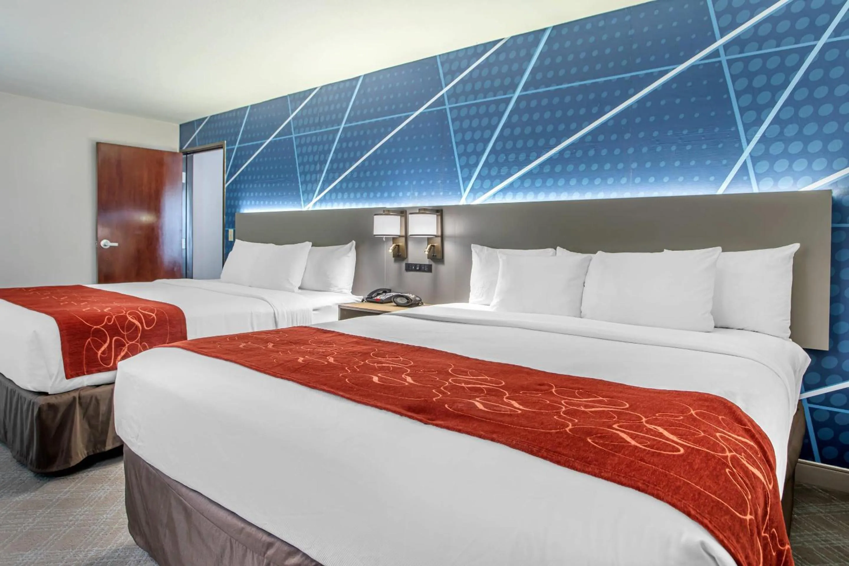 Bedroom, Bed in Comfort Suites Downtown Sacramento