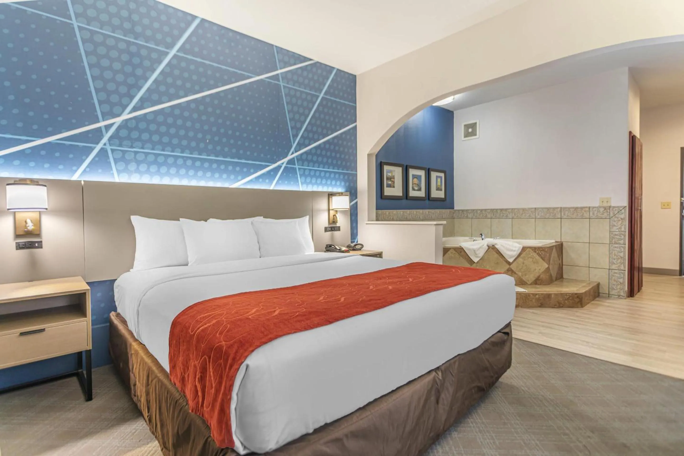 Bedroom, Bed in Comfort Suites Downtown Sacramento