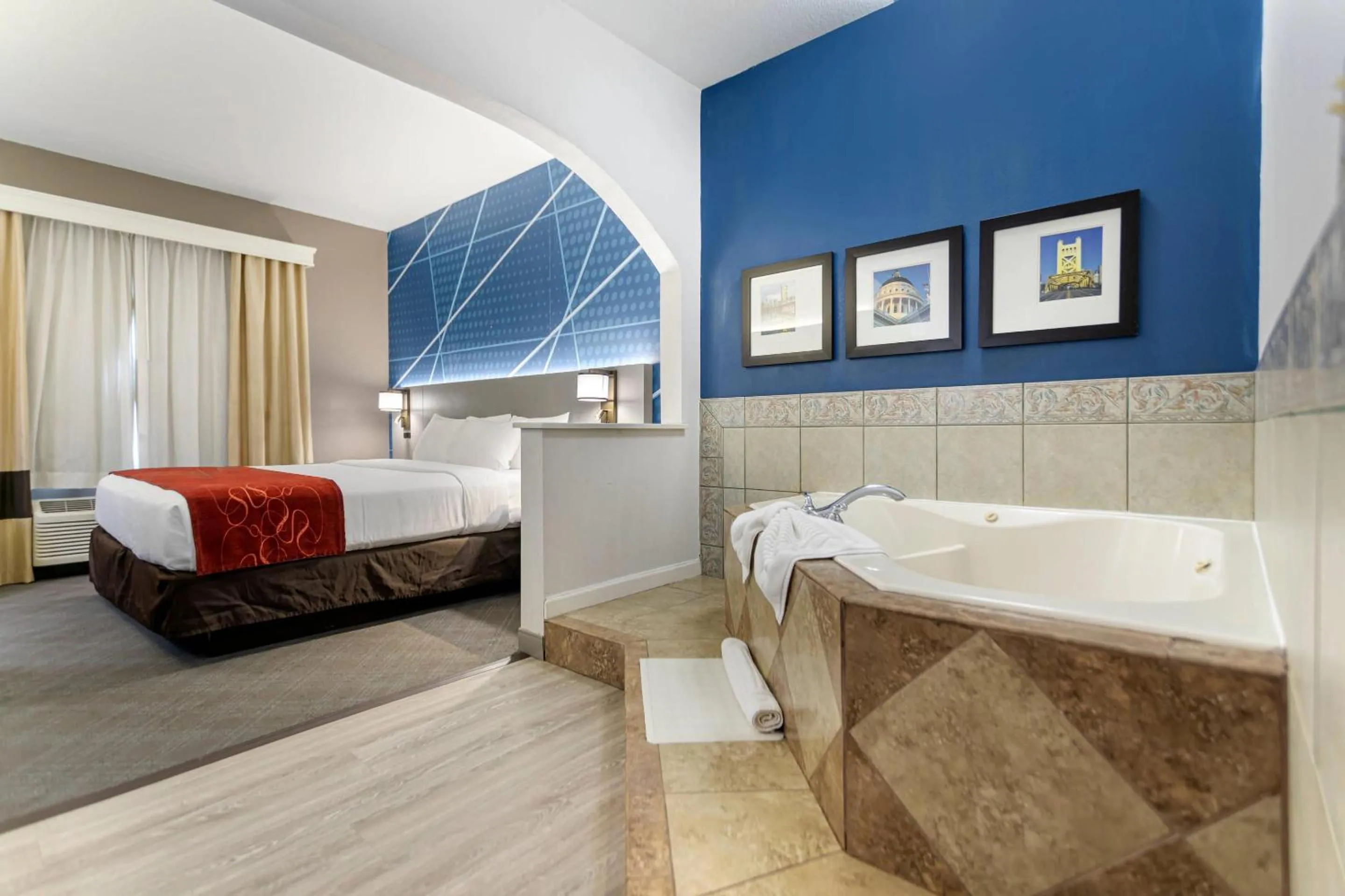 Bedroom, Bed in Comfort Suites Downtown Sacramento