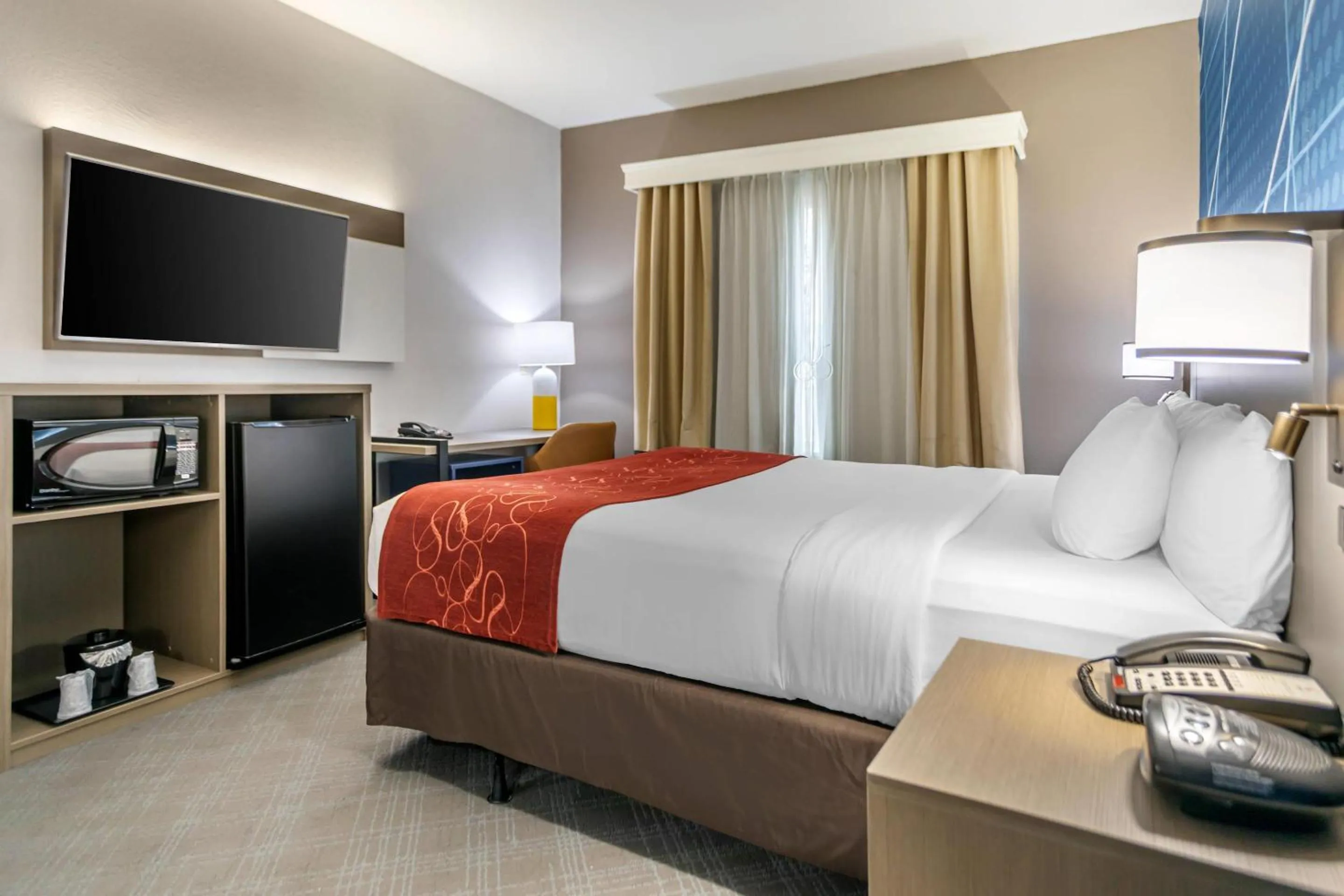 Bedroom, Bed in Comfort Suites Downtown Sacramento