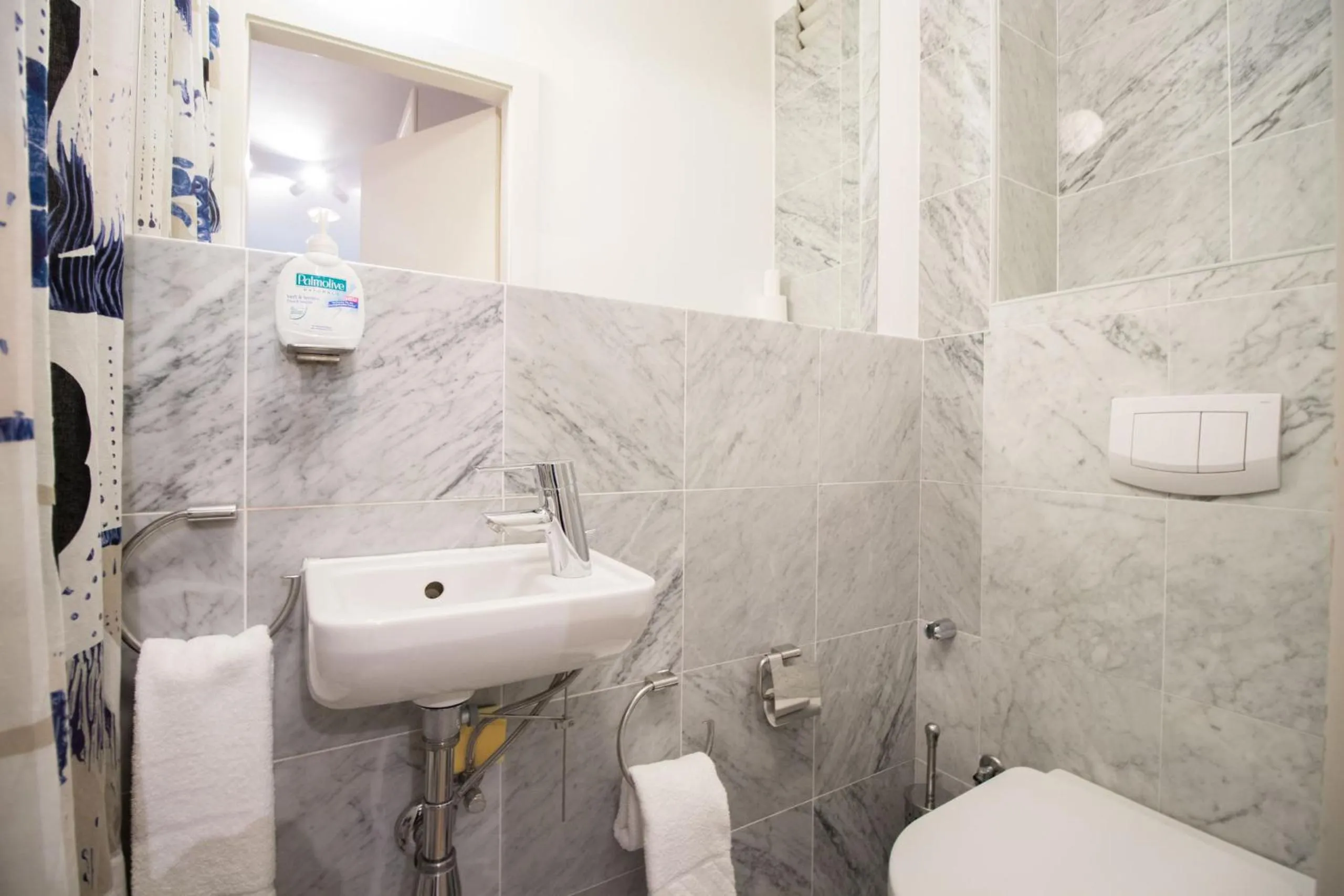 Two-Bedroom Apartment in HeyMi Apartments Schwedenplatz
