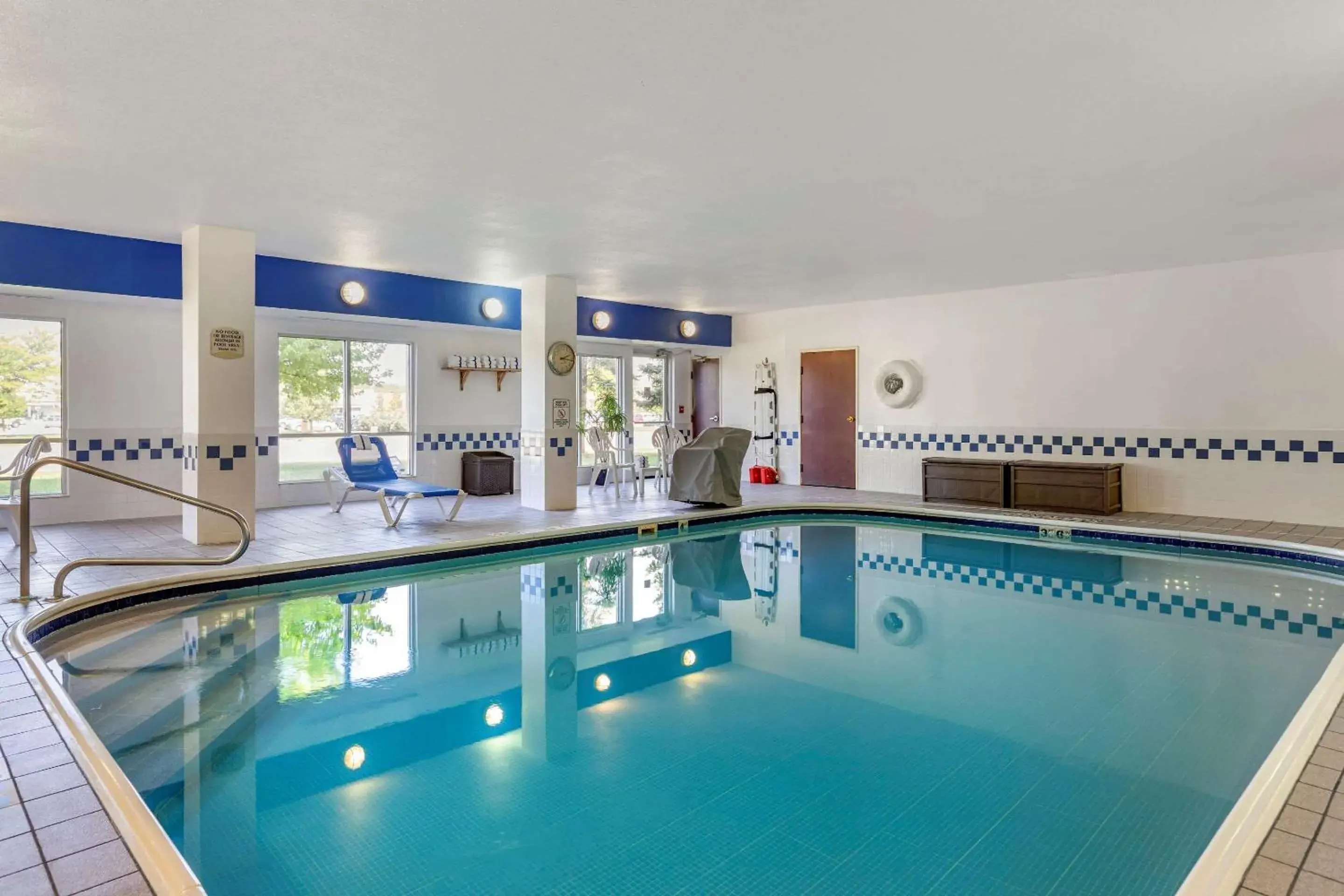 Swimming pool in Quality Inn & Suites Swimming pool in Quality Inn & Suites