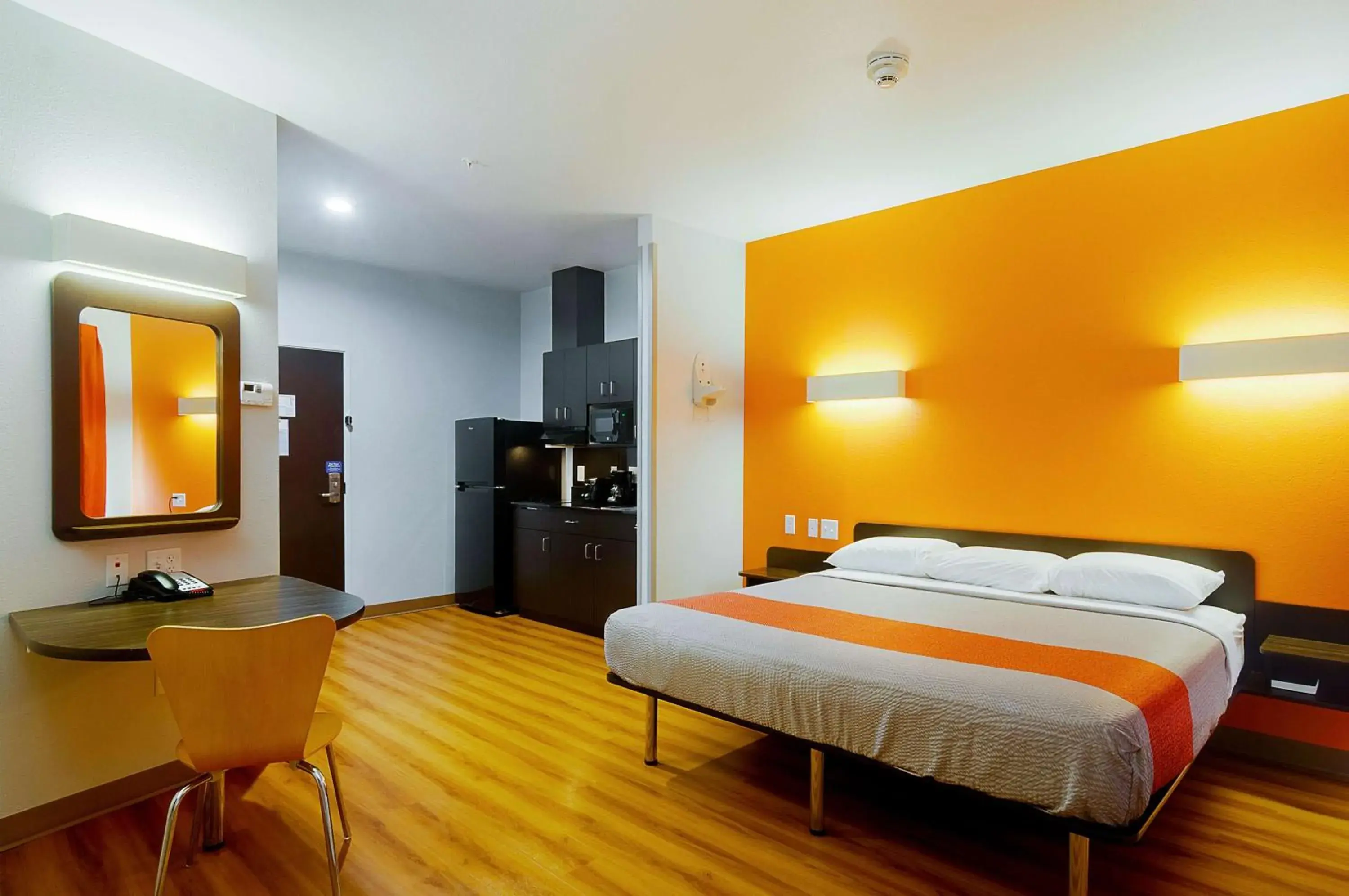 Deluxe King Room - Non-Smoking in Motel 6-Midland, TX Deluxe King Room - Non-Smoking in Motel 6-Midland, TX