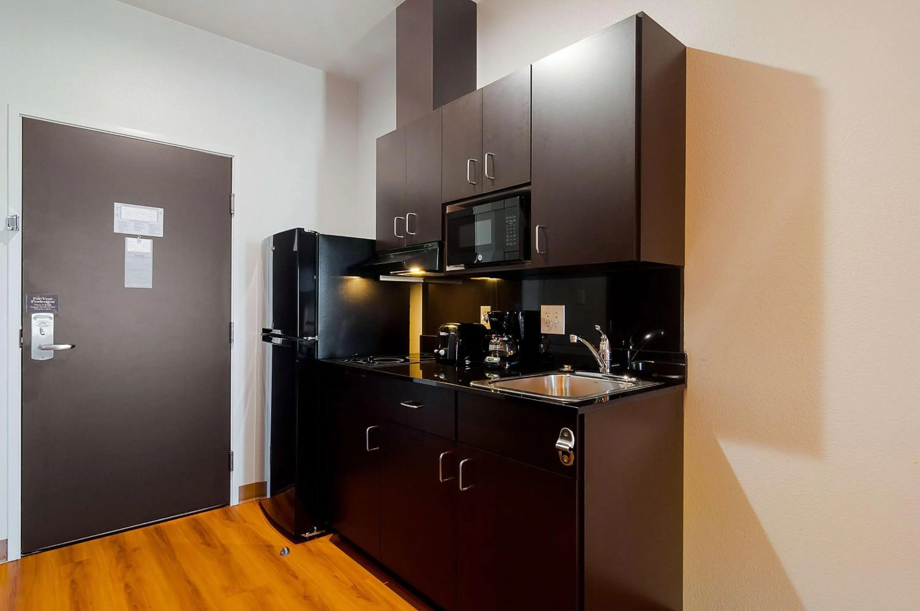 Kitchen or kitchenette in Motel 6-Midland, TX