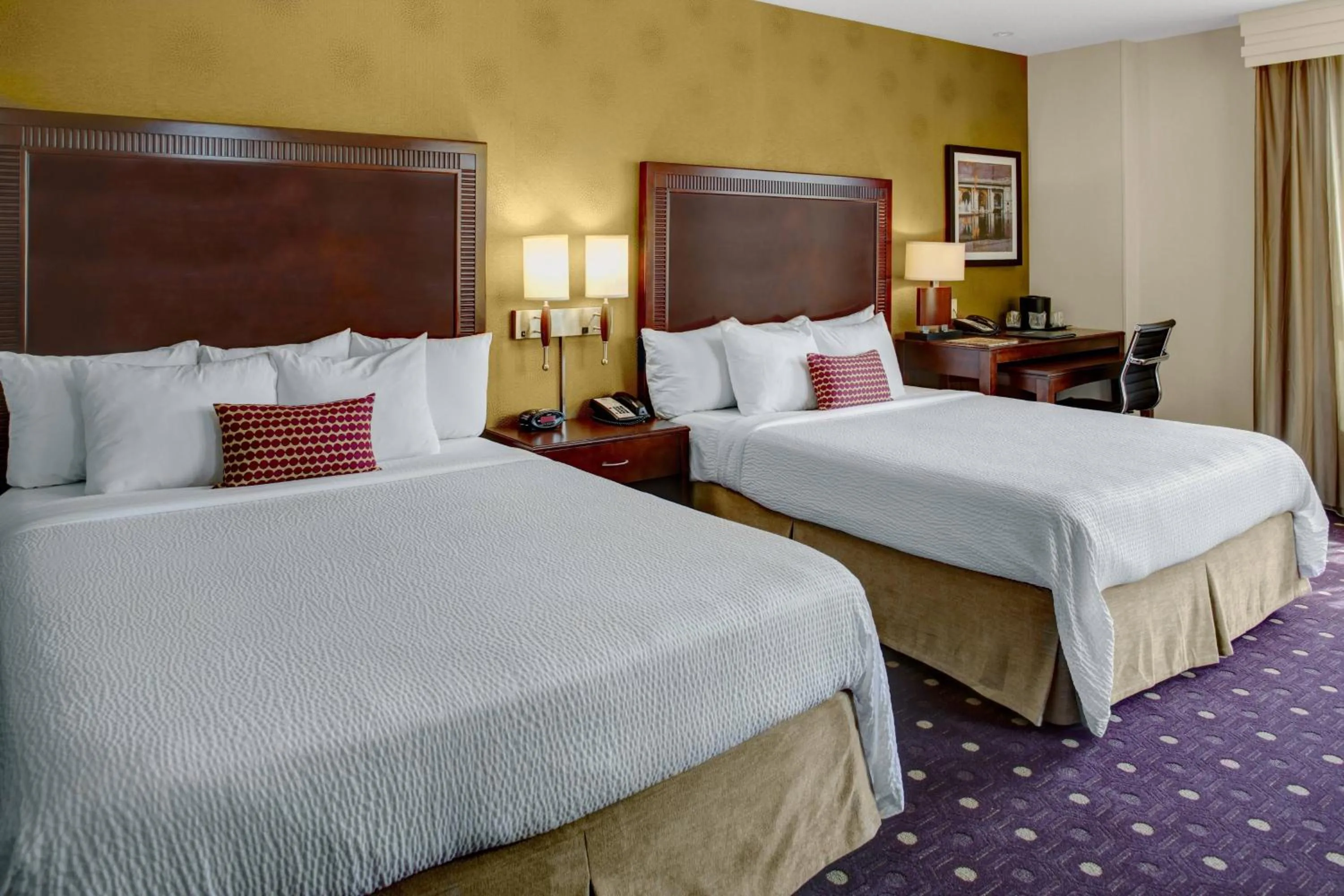 Bedroom in Courtyard Kansas City Country Club Plaza