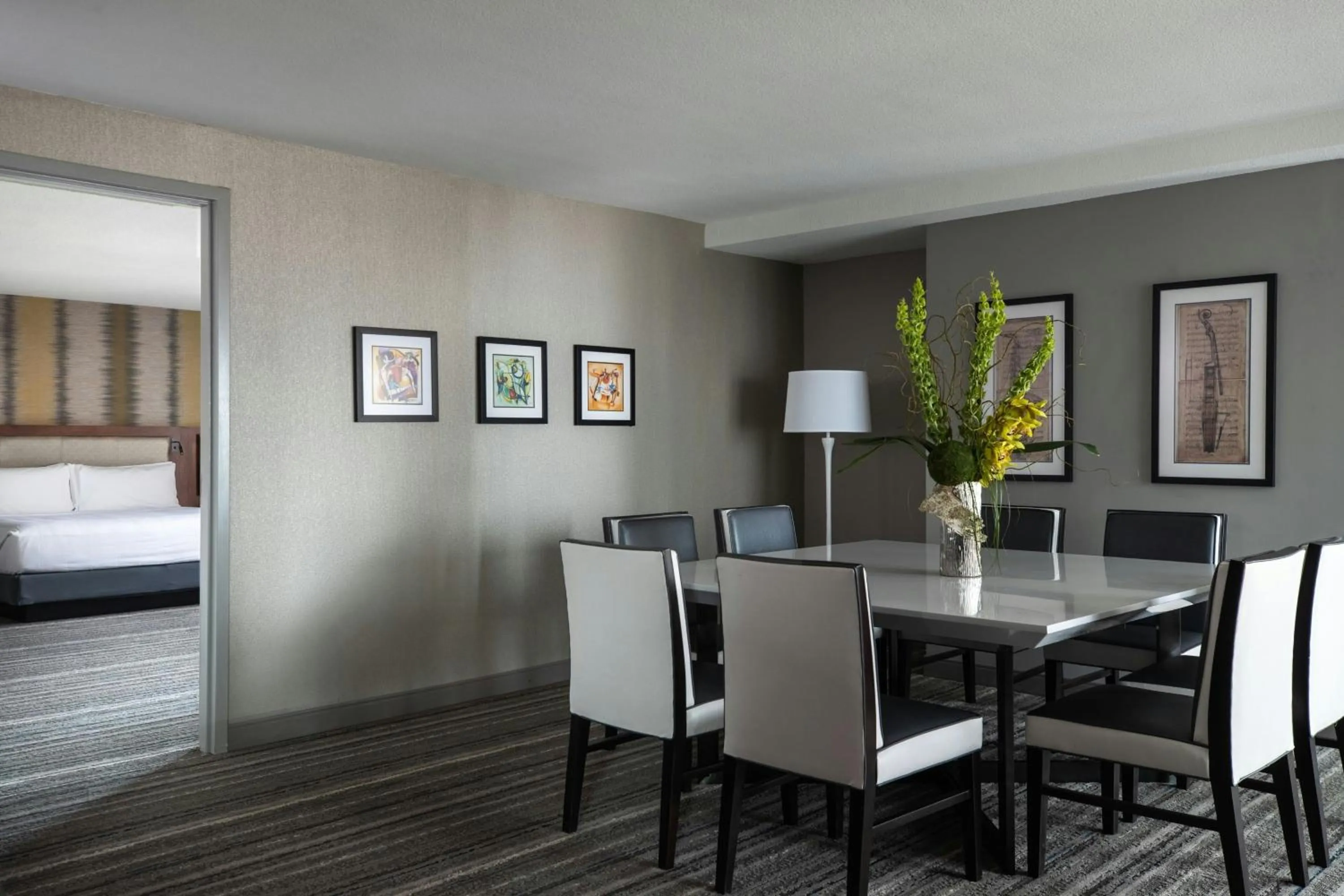 Photo of the whole room, Bed in Kansas City Marriott Downtown