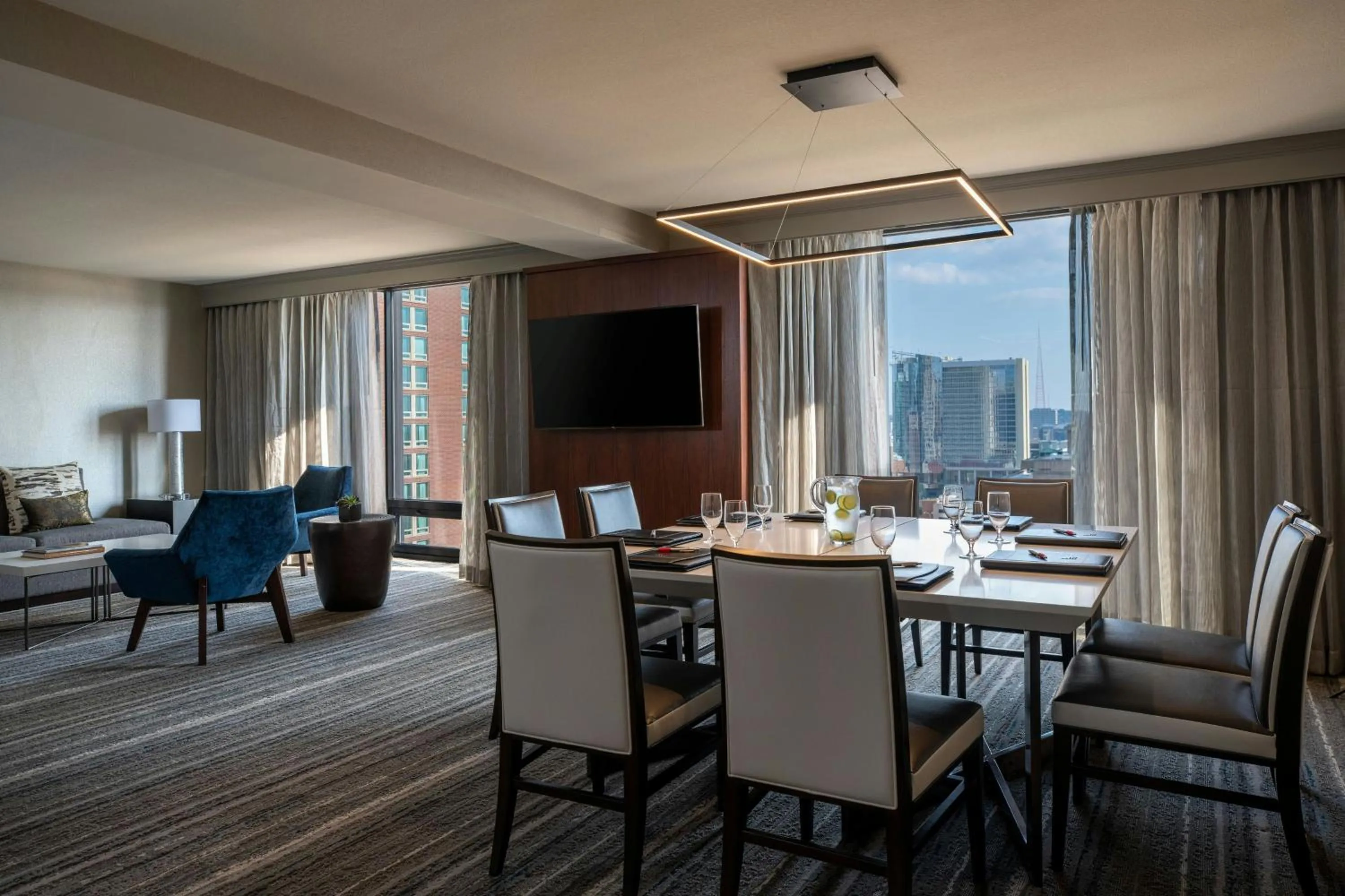 Photo of the whole room in Kansas City Marriott Downtown