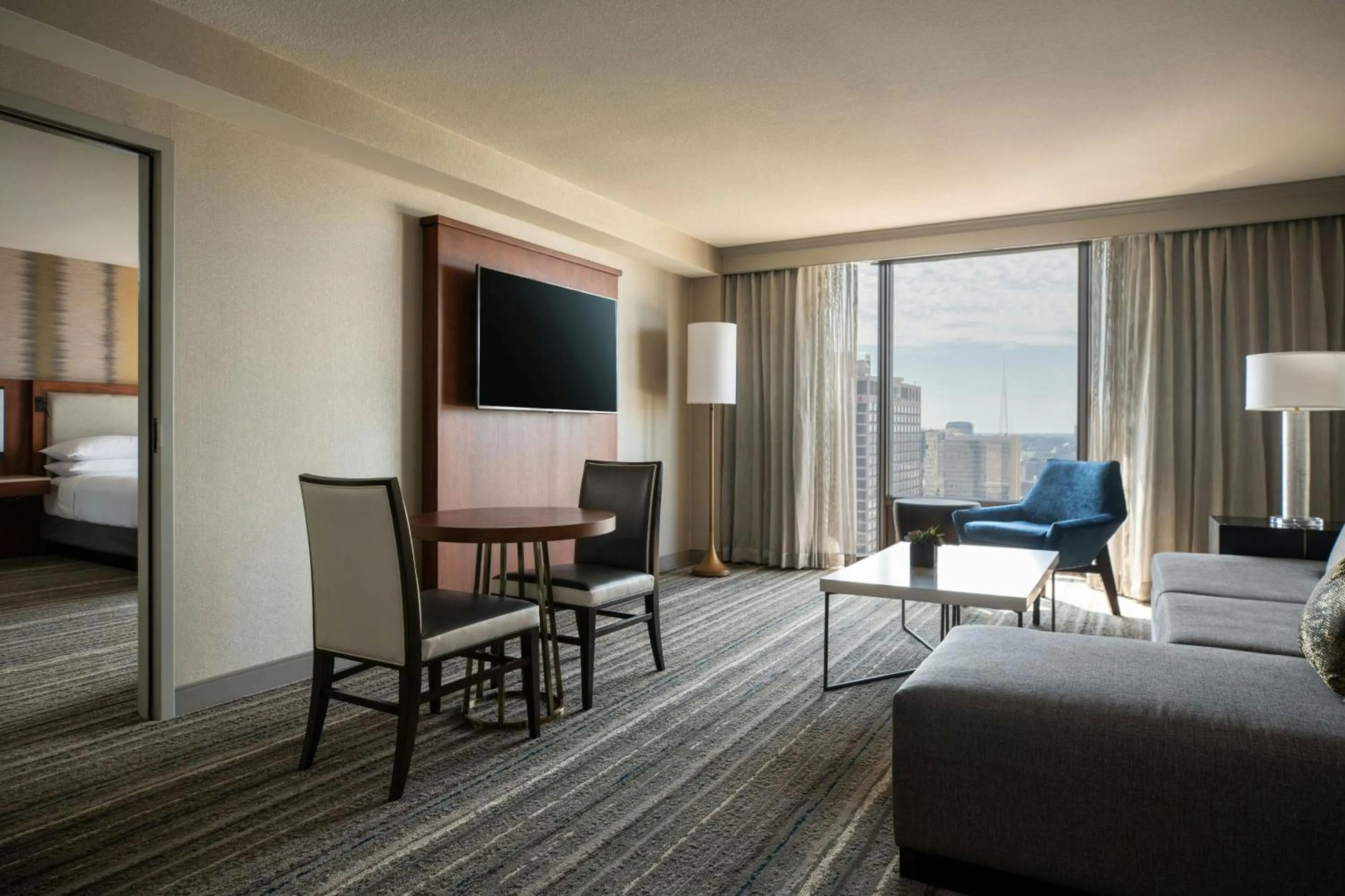 Living room, Bed in Kansas City Marriott Downtown