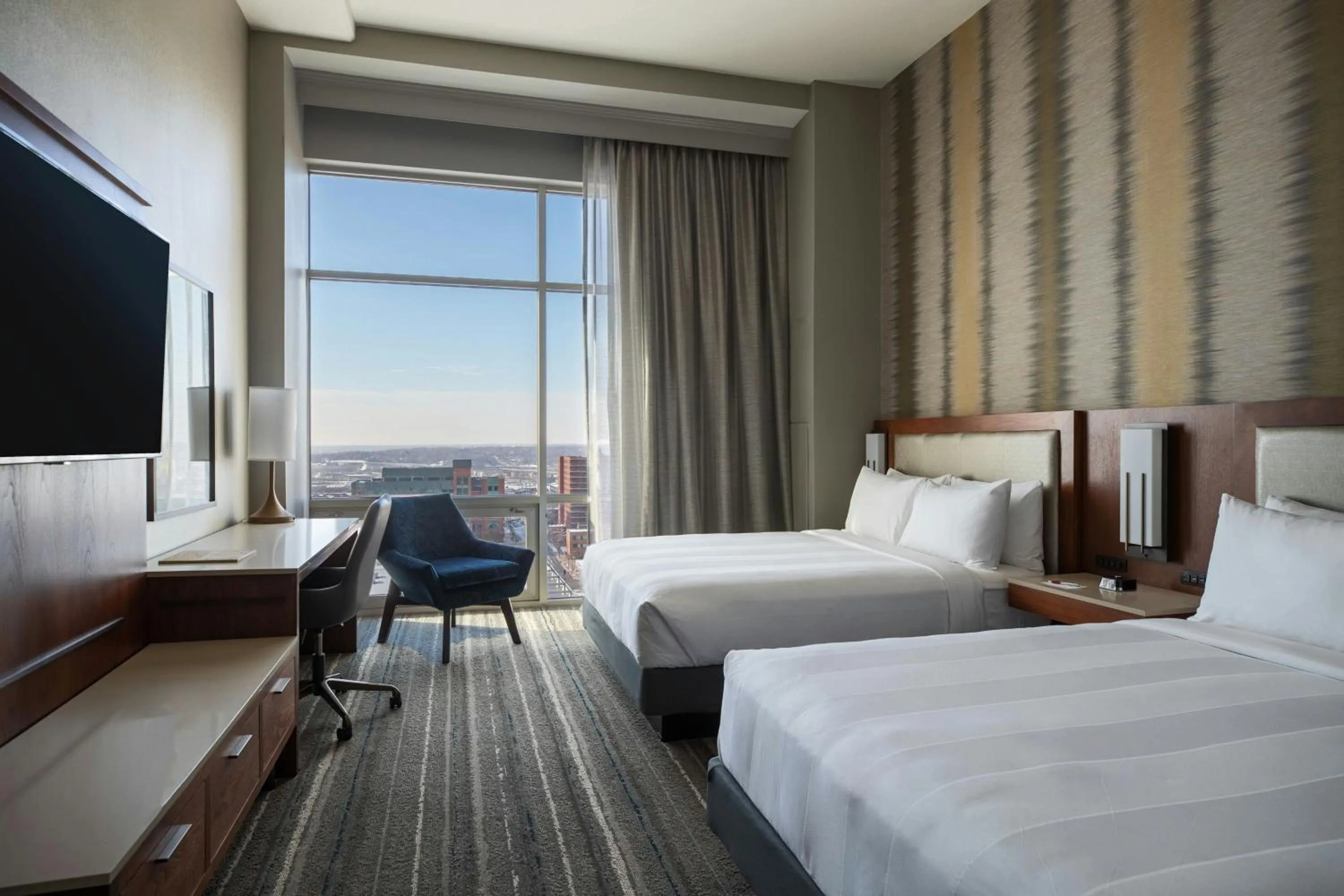 Photo of the whole room, Bed in Kansas City Marriott Downtown