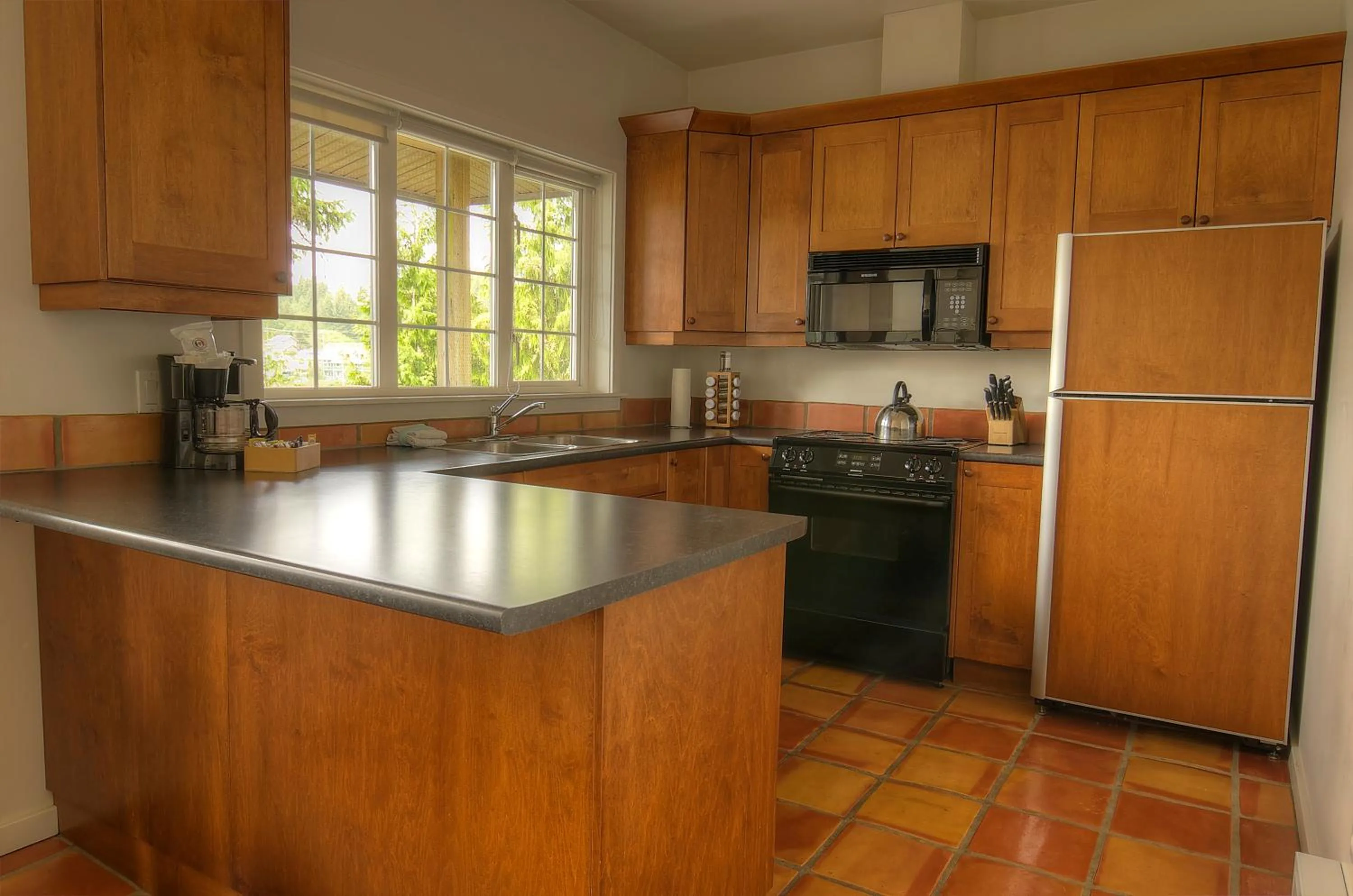 Kitchen or kitchenette in Waters Edge Shoreside Suites