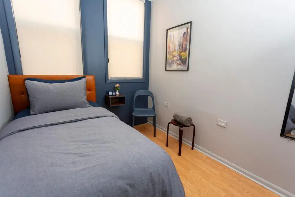 Private Single Room – 1 Adult Max – Shared Bathroom in Chicago Parthenon Hostel Private Single Room – 1 Adult Max – Shared Bathroom in Chicago Parthenon Hostel