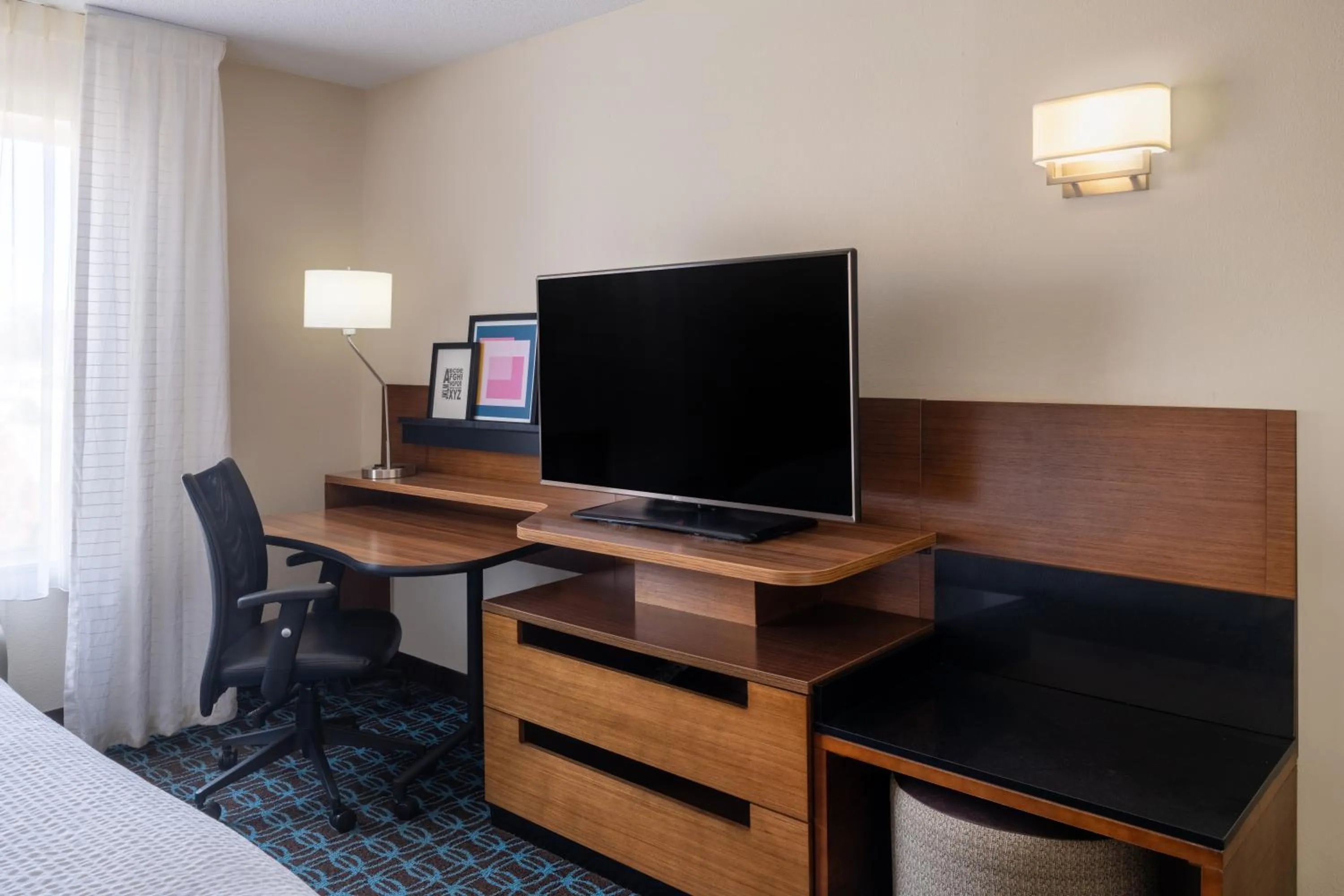 TV and multimedia in Garner Hotel Macon West by IHG