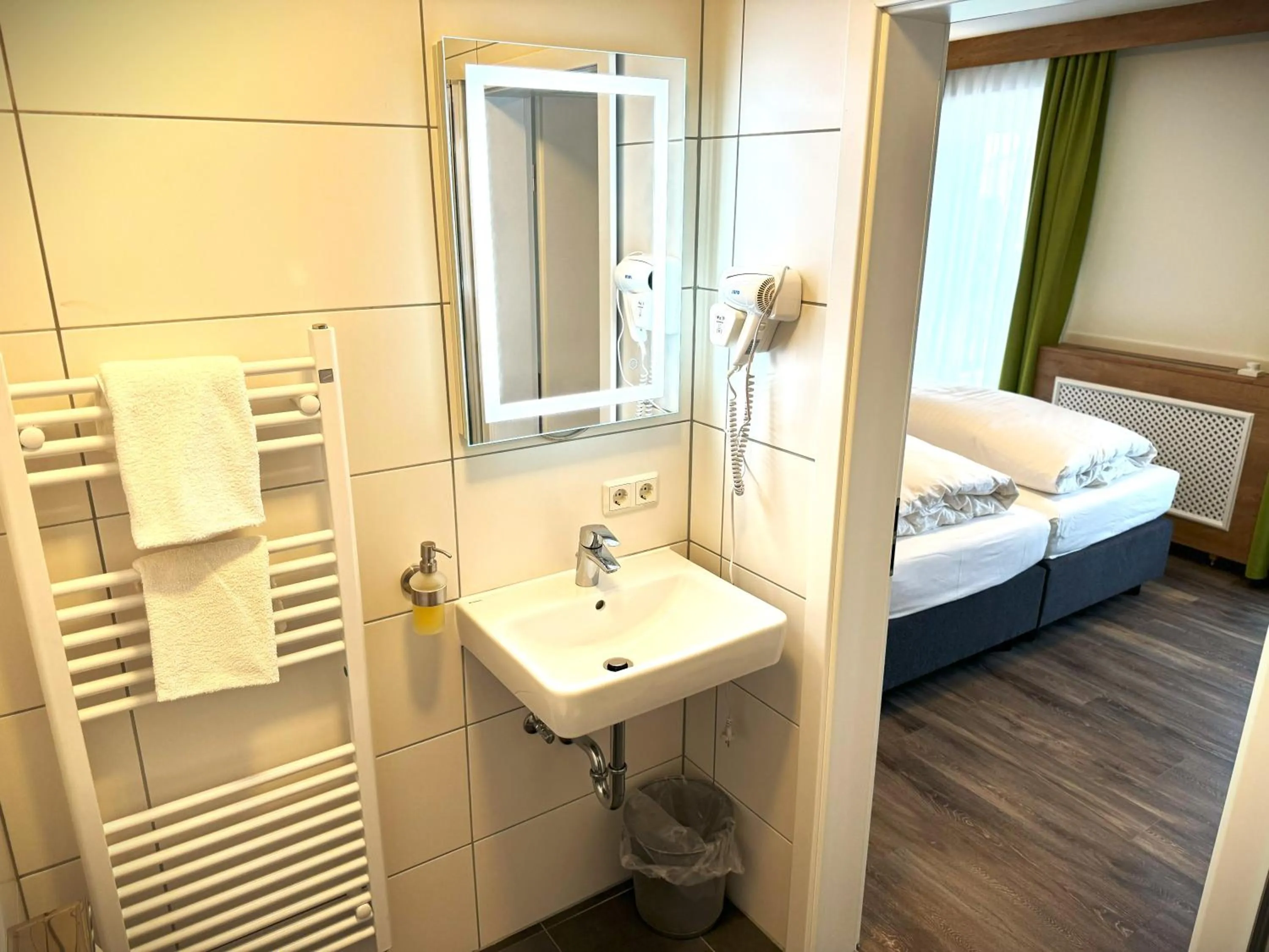 Bathroom, Bed in Berghotel Glockenberg