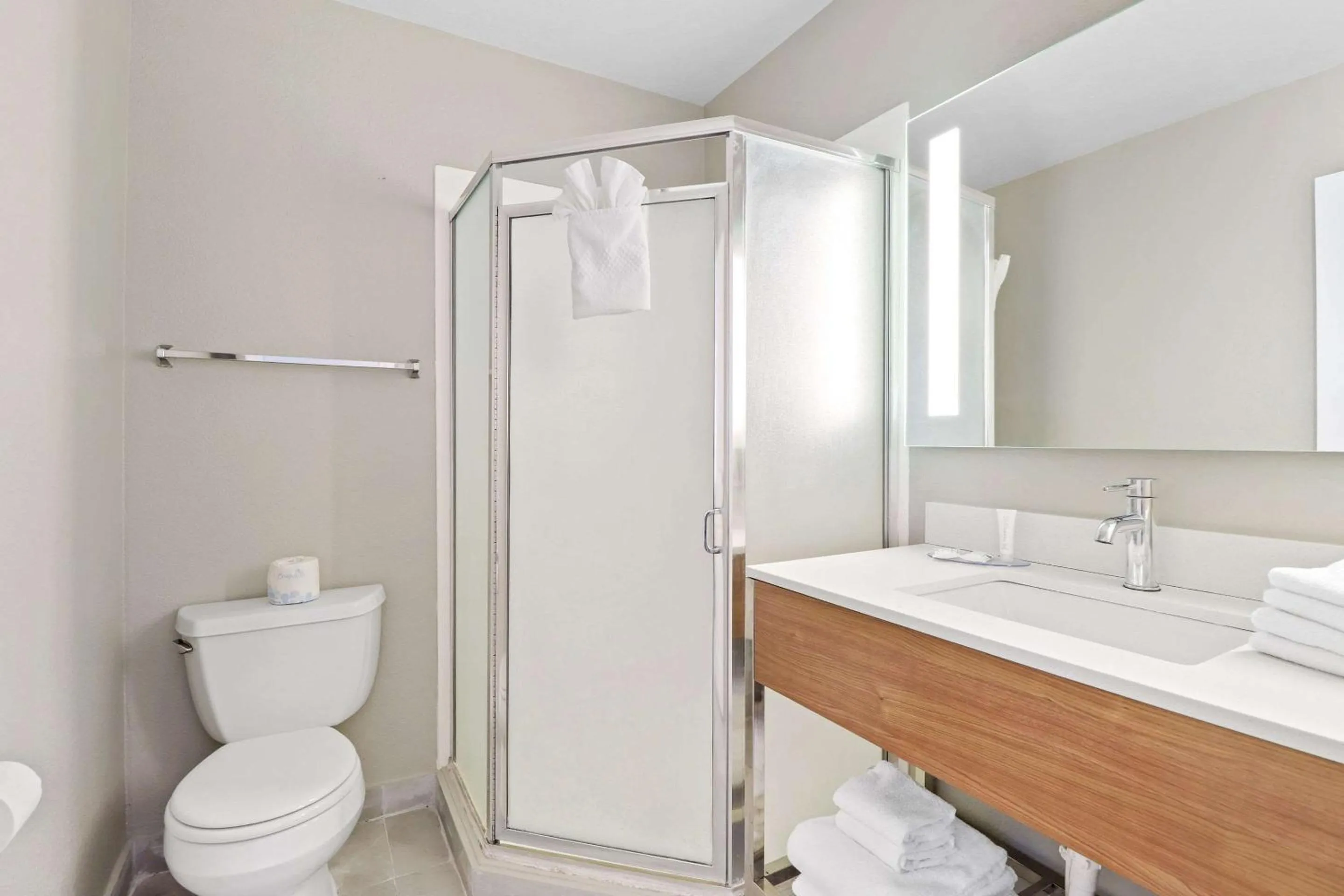 Bedroom in Clarion Pointe Ridgecrest near China Lake Naval Station