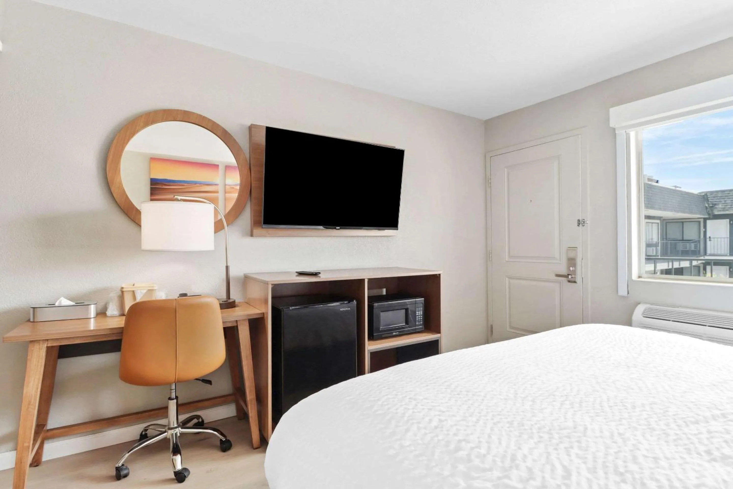 Bedroom, Bed in Clarion Pointe Ridgecrest near China Lake Naval Station