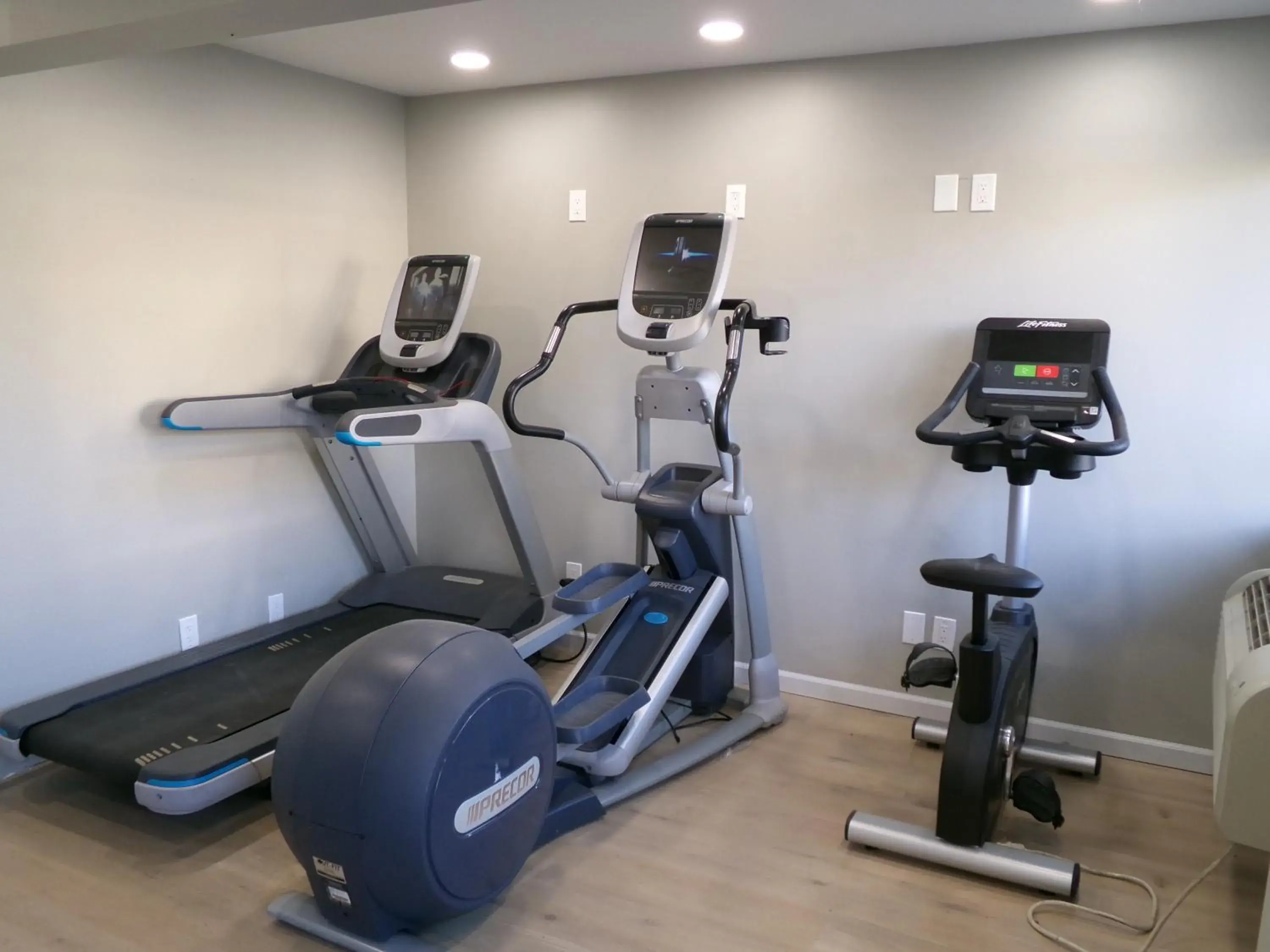 Fitness centre/facilities in Clarion Pointe Ridgecrest near China Lake Naval Station Fitness centre/facilities in Clarion Pointe Ridgecrest near China Lake Naval Station
