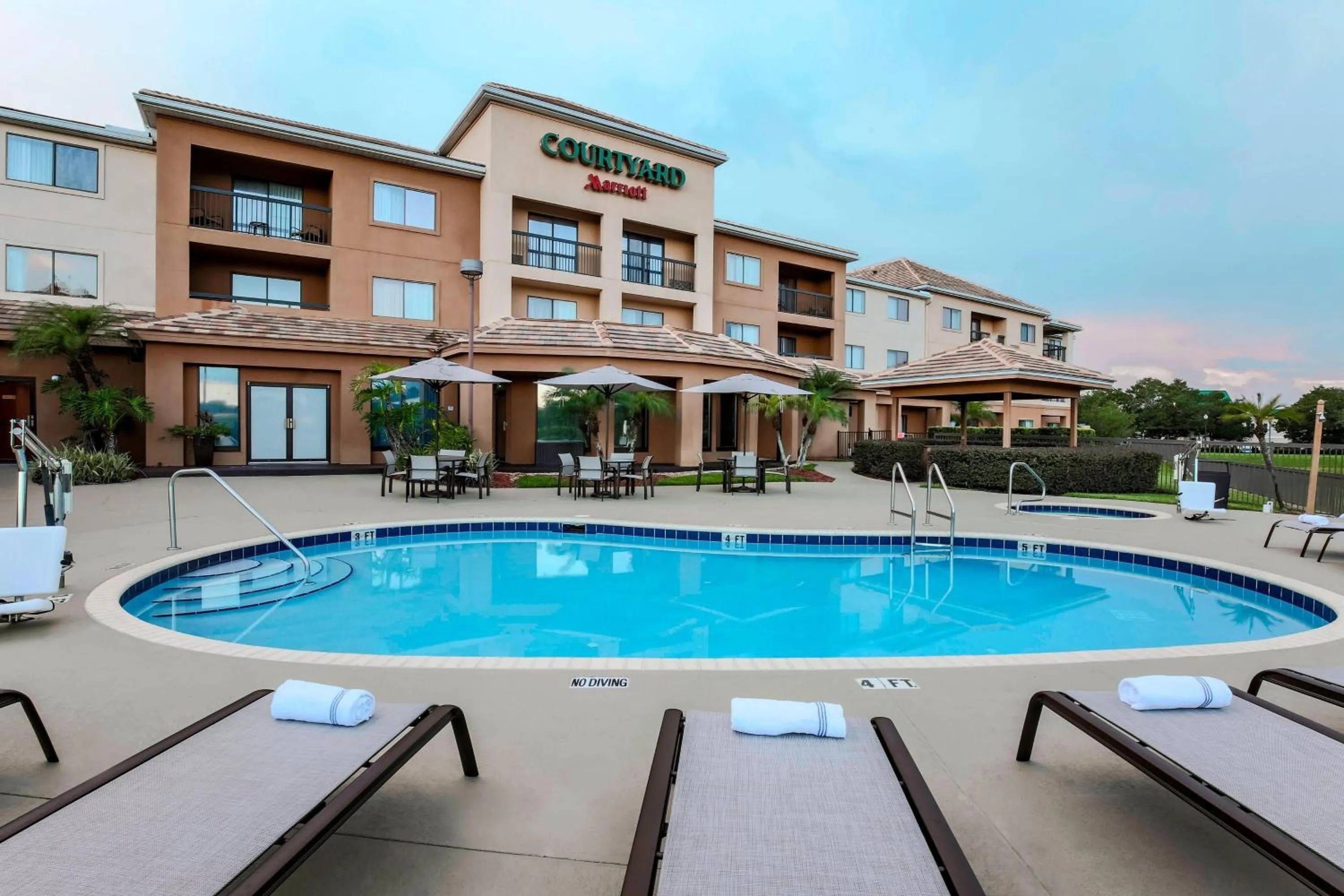 Swimming pool in Courtyard by Marriott Orlando Lake Mary North