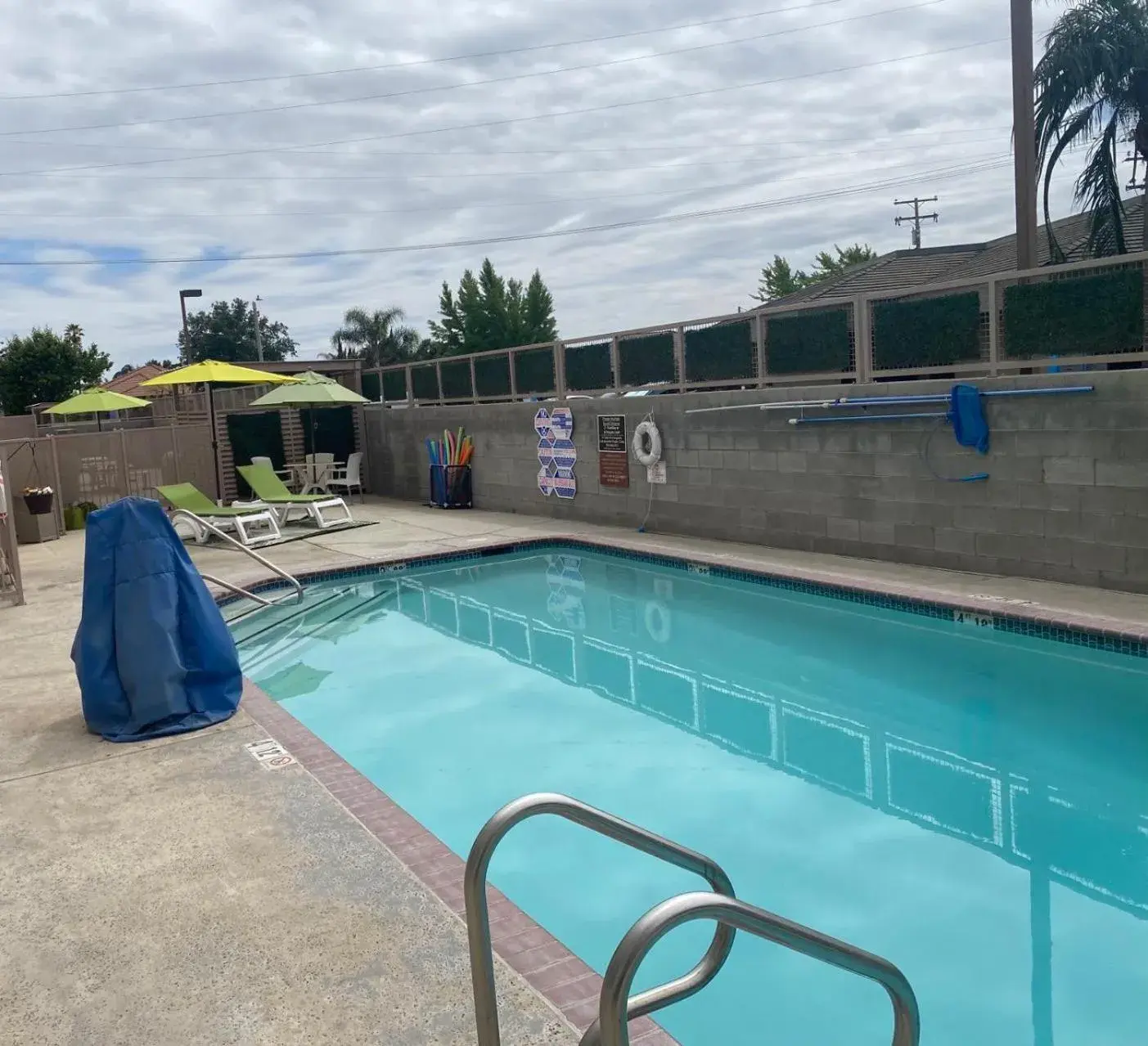 Swimming pool in Comfort Suites Tulare Sequoia Gateway Swimming pool in Comfort Suites Tulare Sequoia Gateway