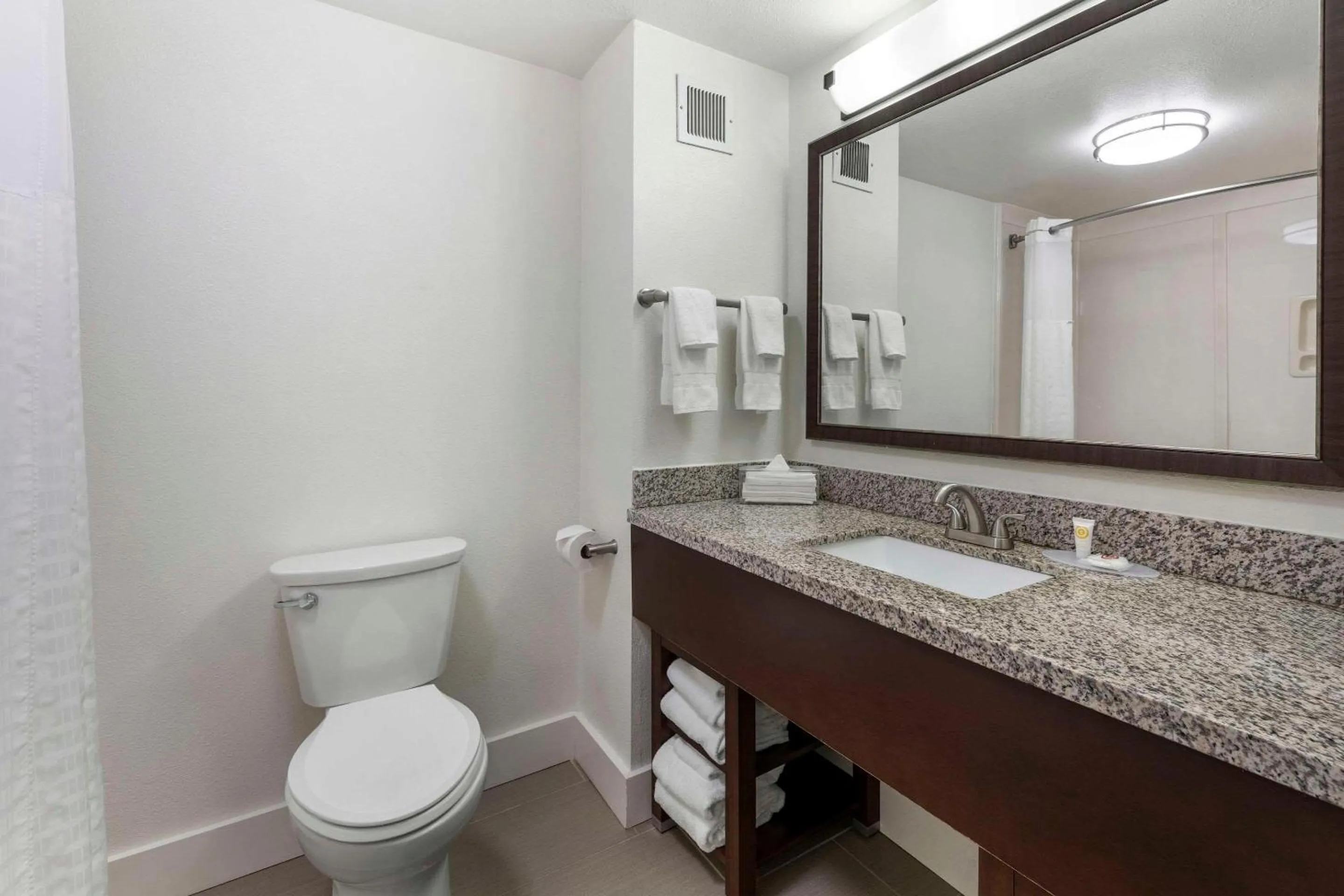 Bedroom in Comfort Suites Tulare Sequoia Gateway