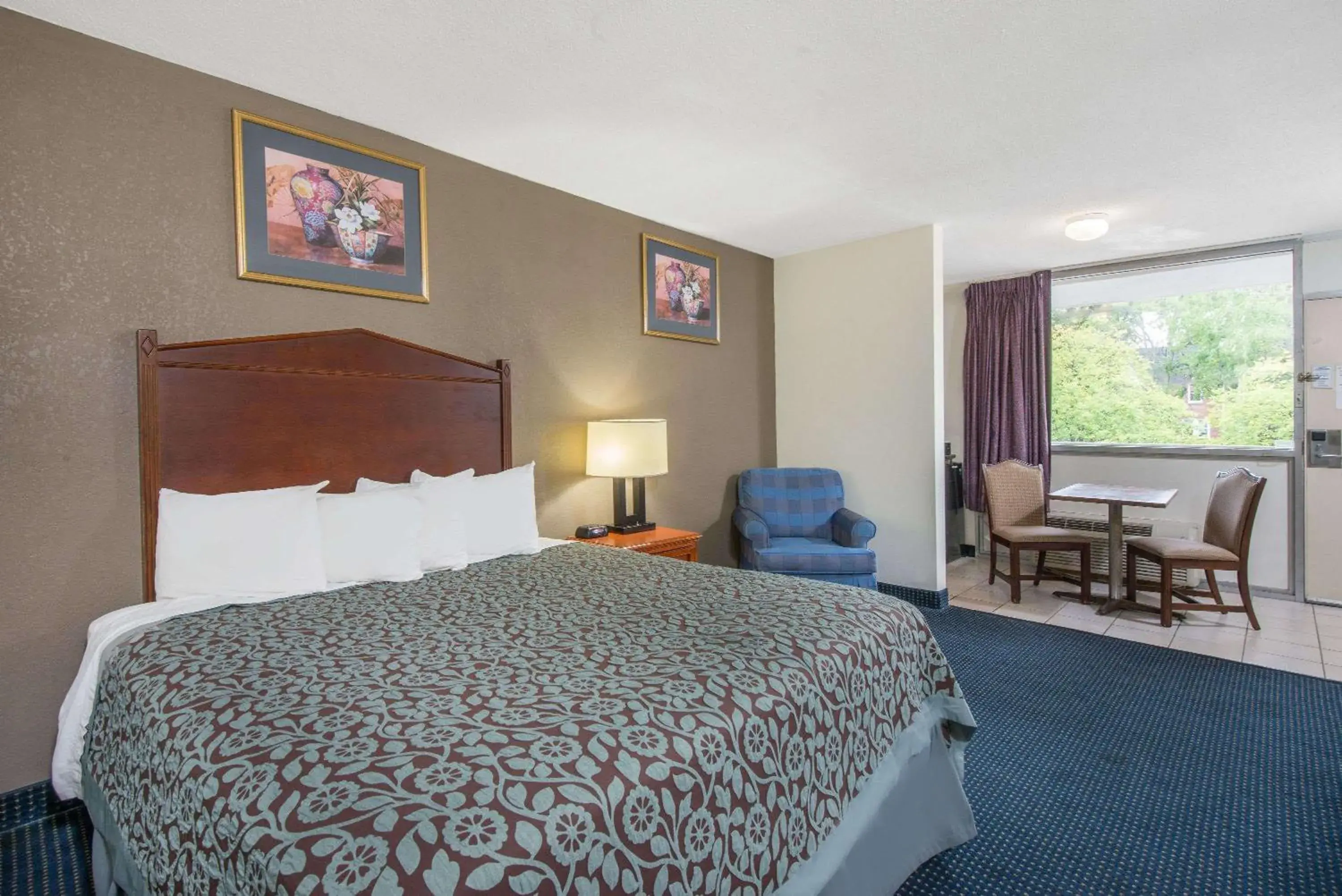 Photo of the whole room, Bed in Days Inn by Wyndham Arlington Pentagon