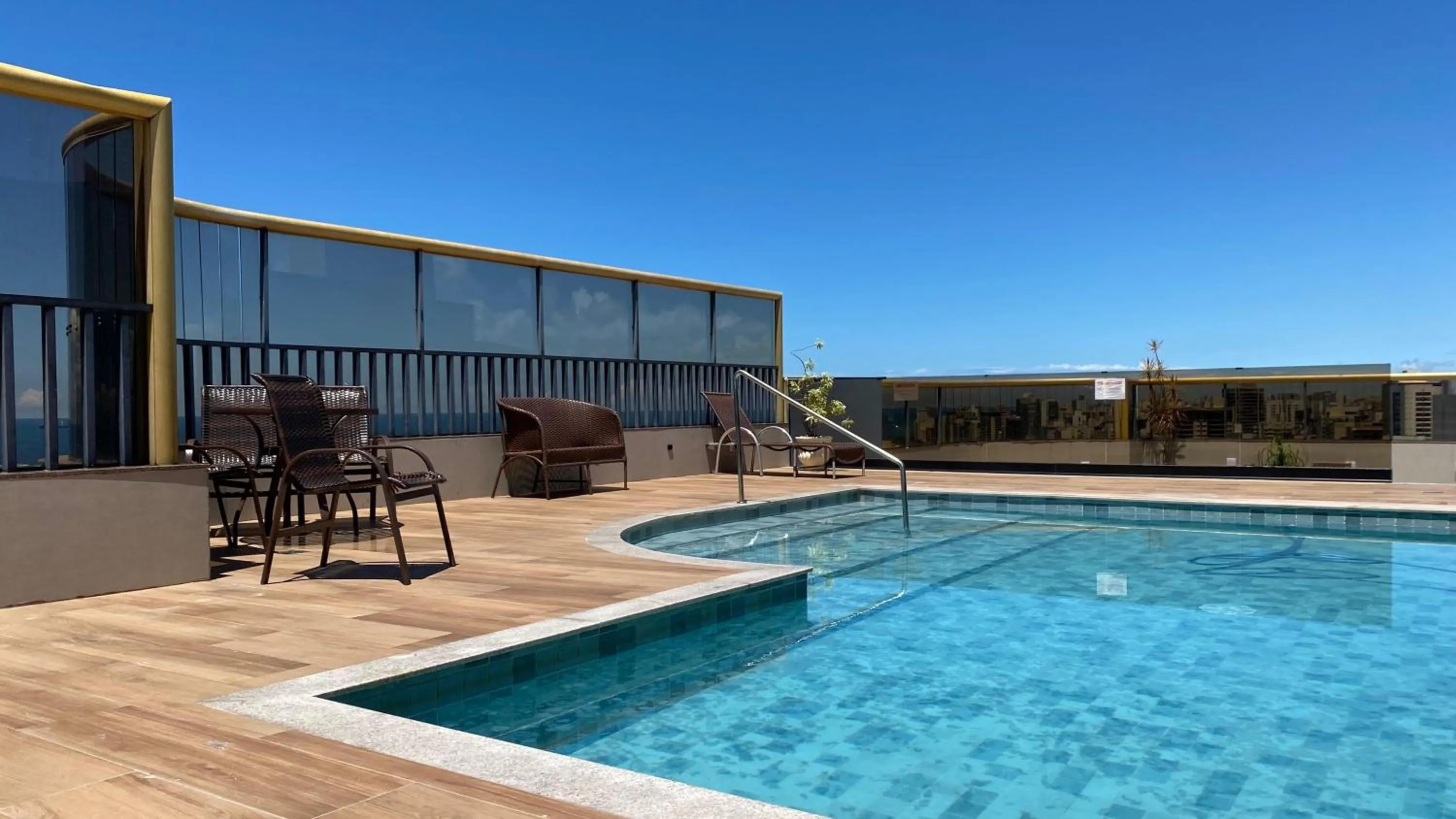 Swimming pool in Quality Suites Vila Velha