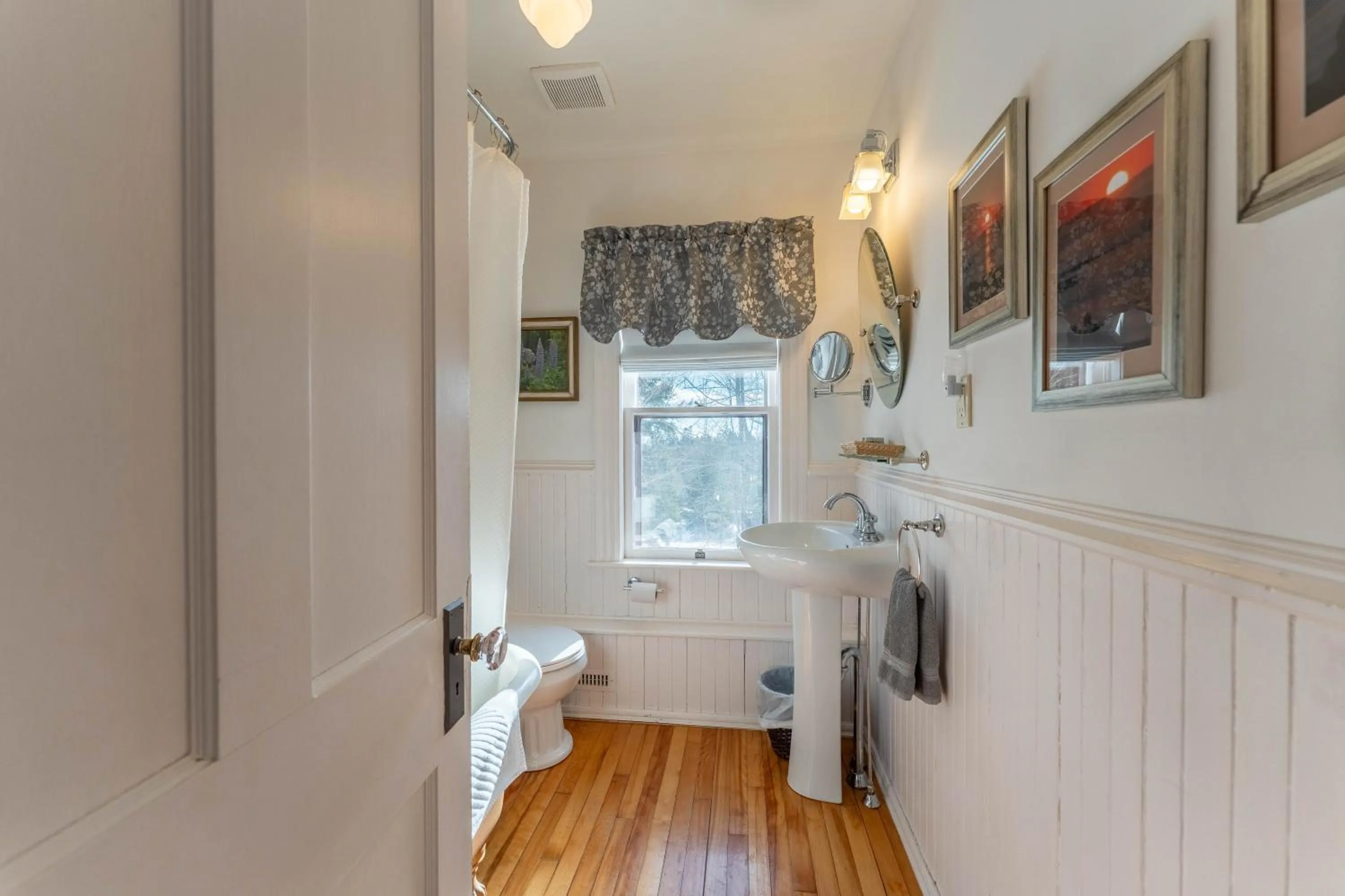 Bathroom in Dominion Hill Country Inn