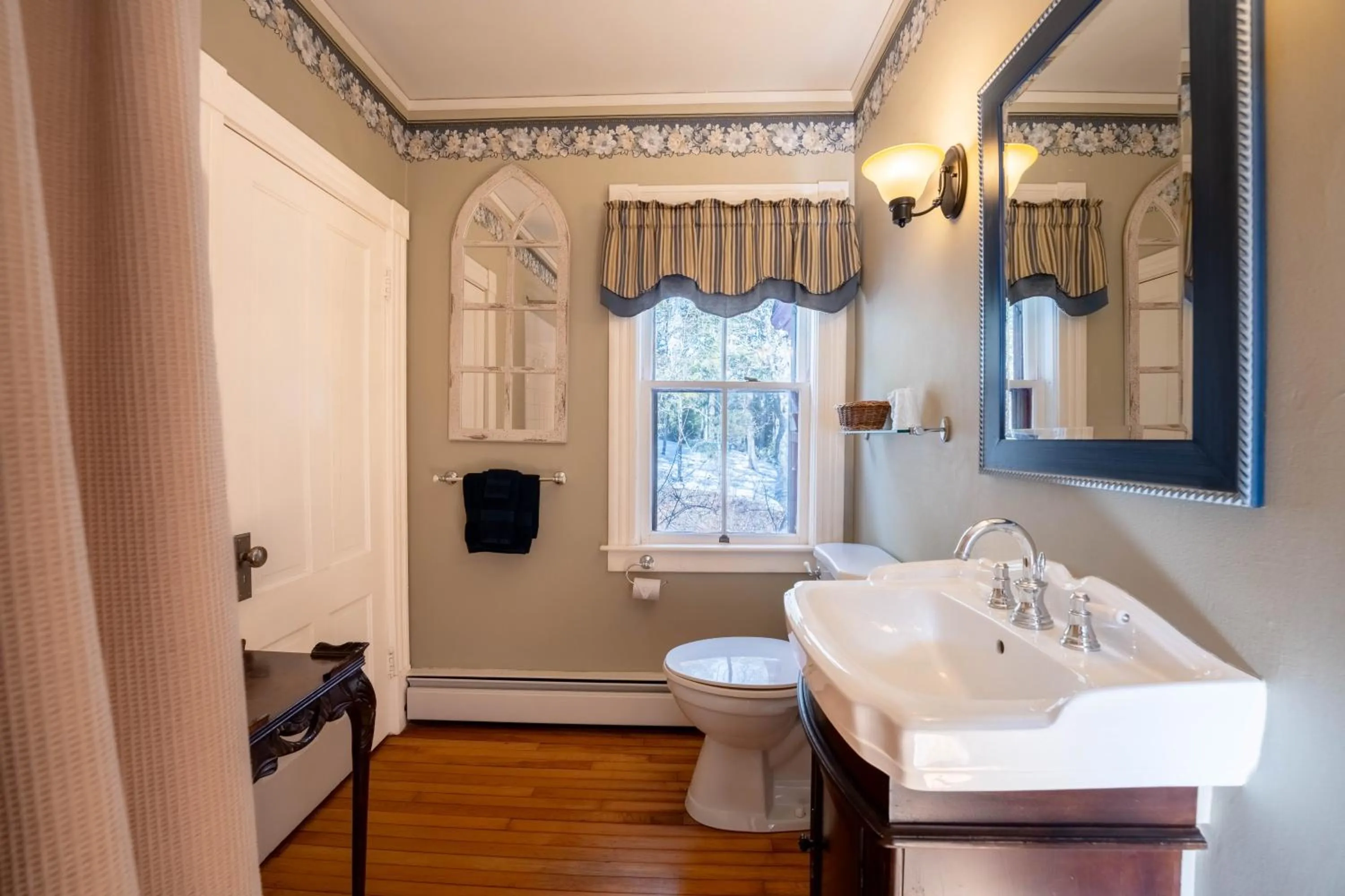 Toilet in Dominion Hill Country Inn