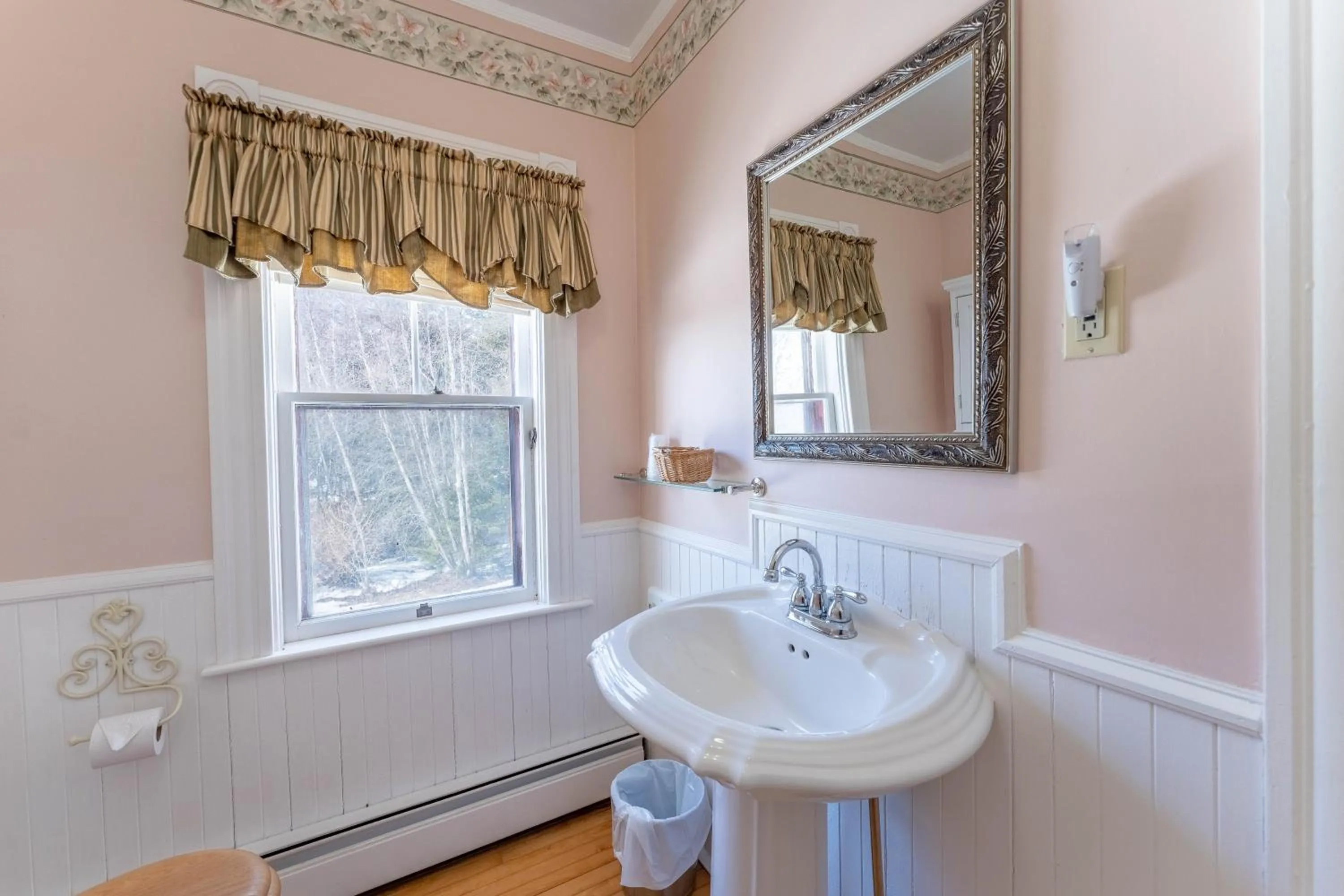 Toilet in Dominion Hill Country Inn