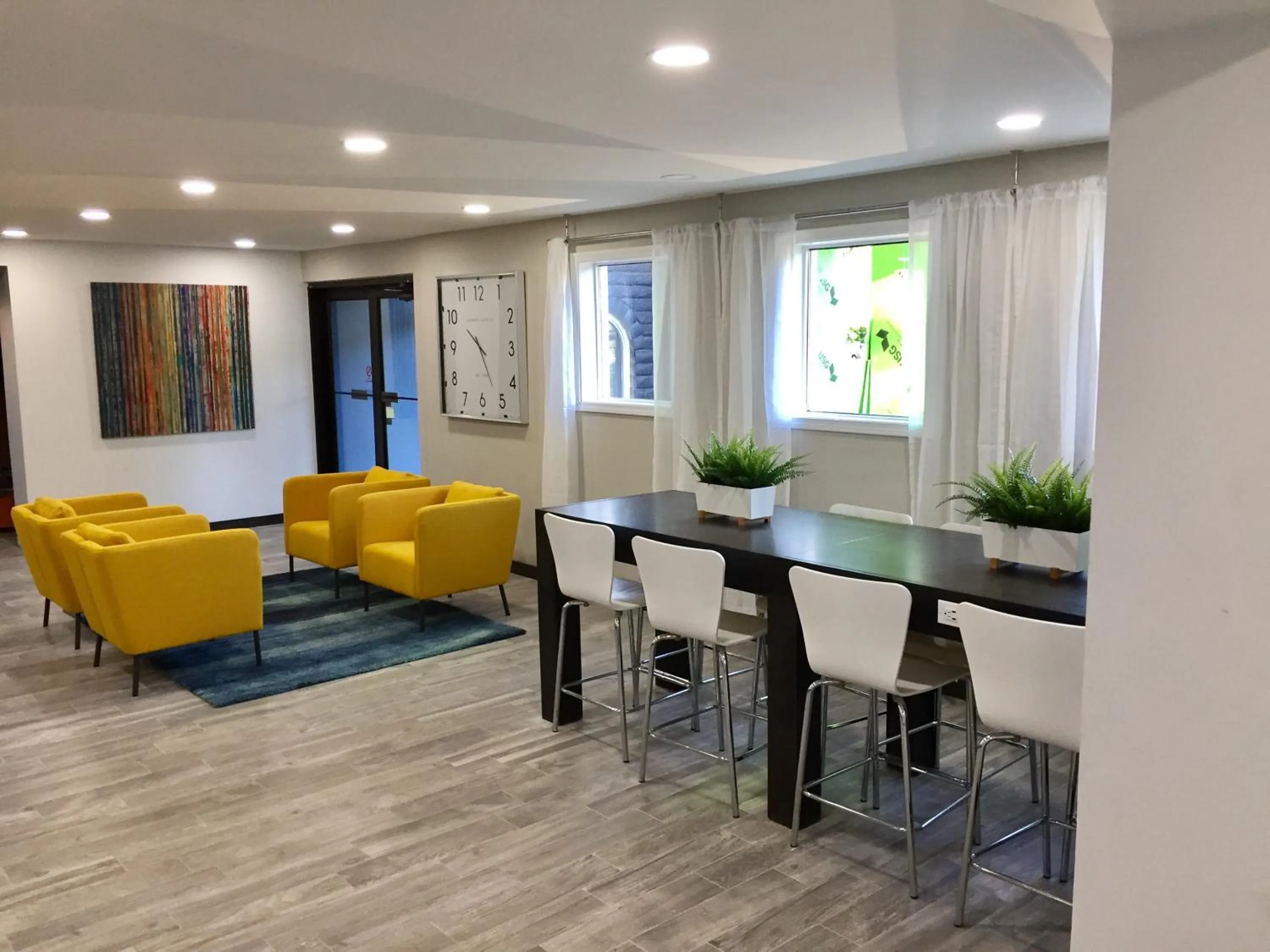 Lobby or reception in Days Inn & Suites by Wyndham Cincinnati North