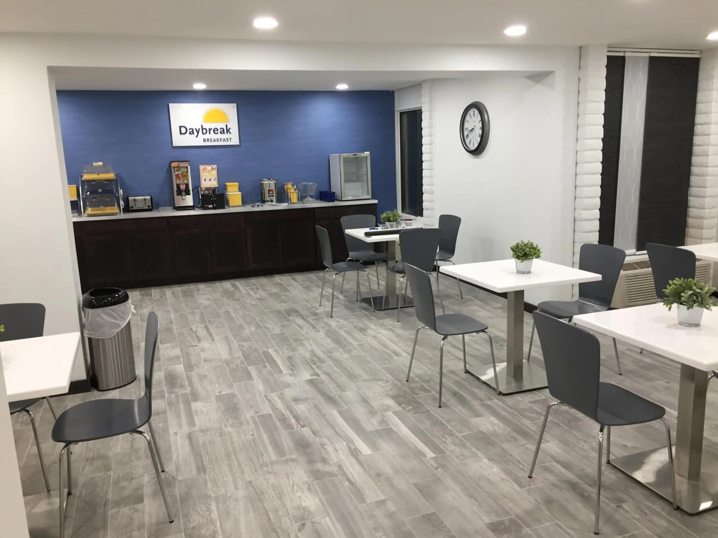 Dining area in Days Inn & Suites by Wyndham Cincinnati North