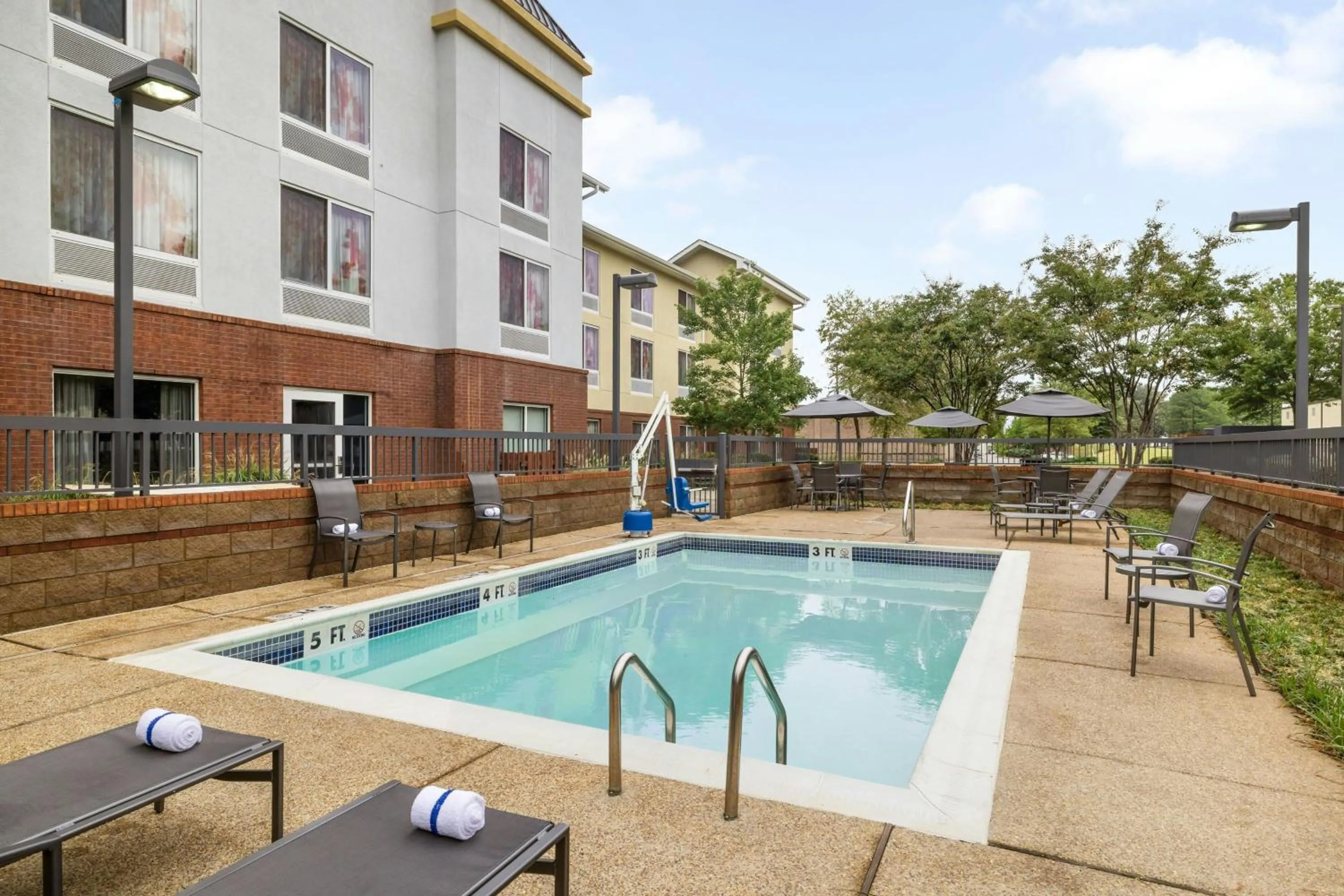 Swimming pool in Fairfield Inn & Suites Memphis Olive Branch