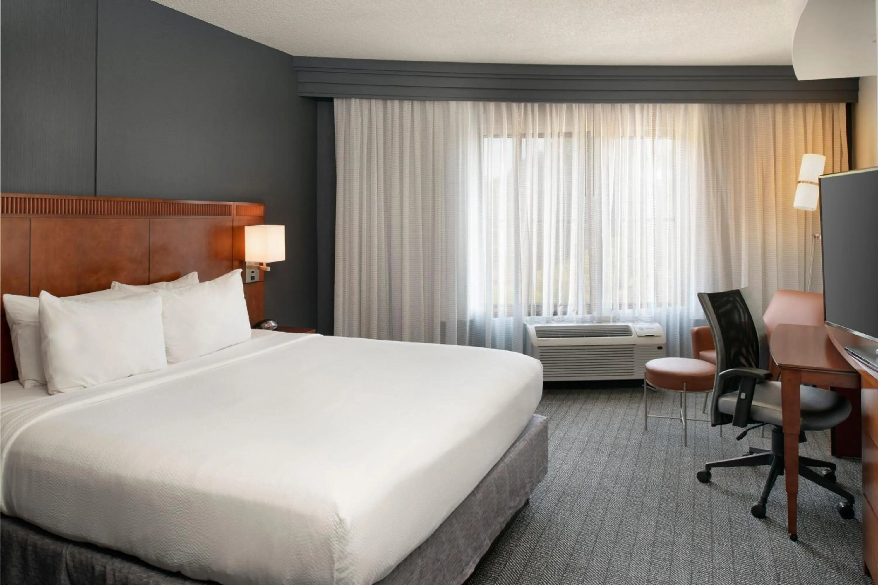 Bedroom, Bed in Courtyard Memphis Collierville