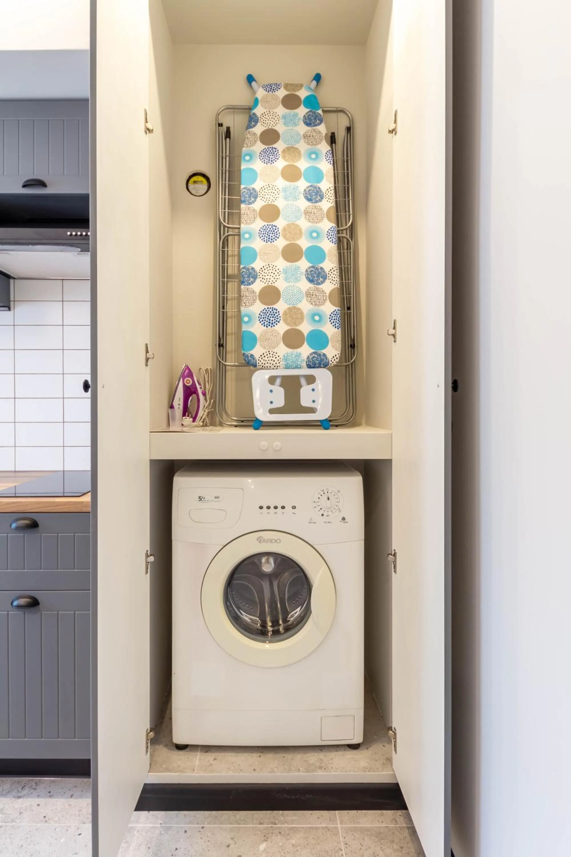 washing machine in Idea Design Apart-Hotel Prorizna