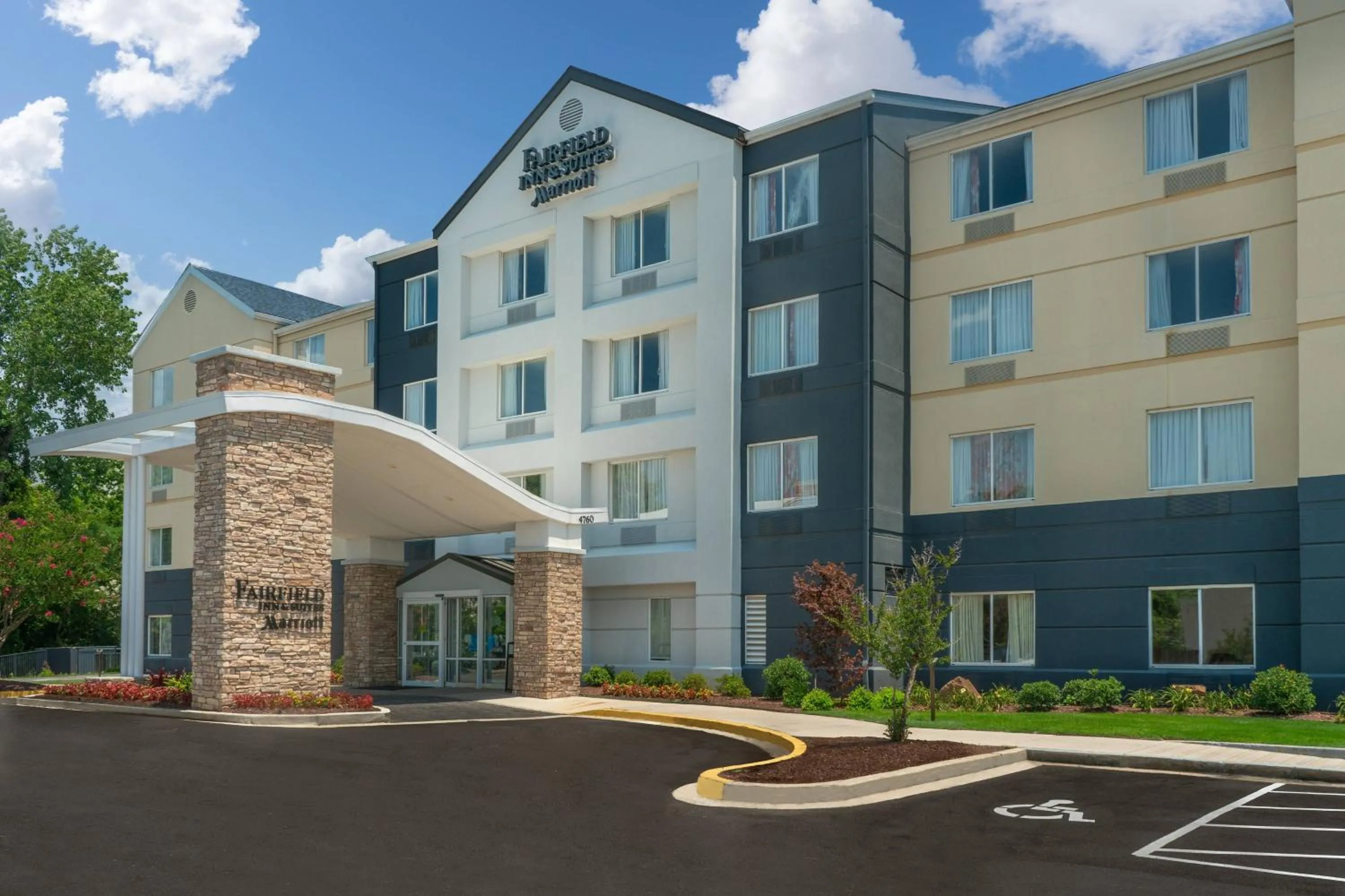 Property building in Fairfield Inn & Suites Memphis I-240 & Perkins