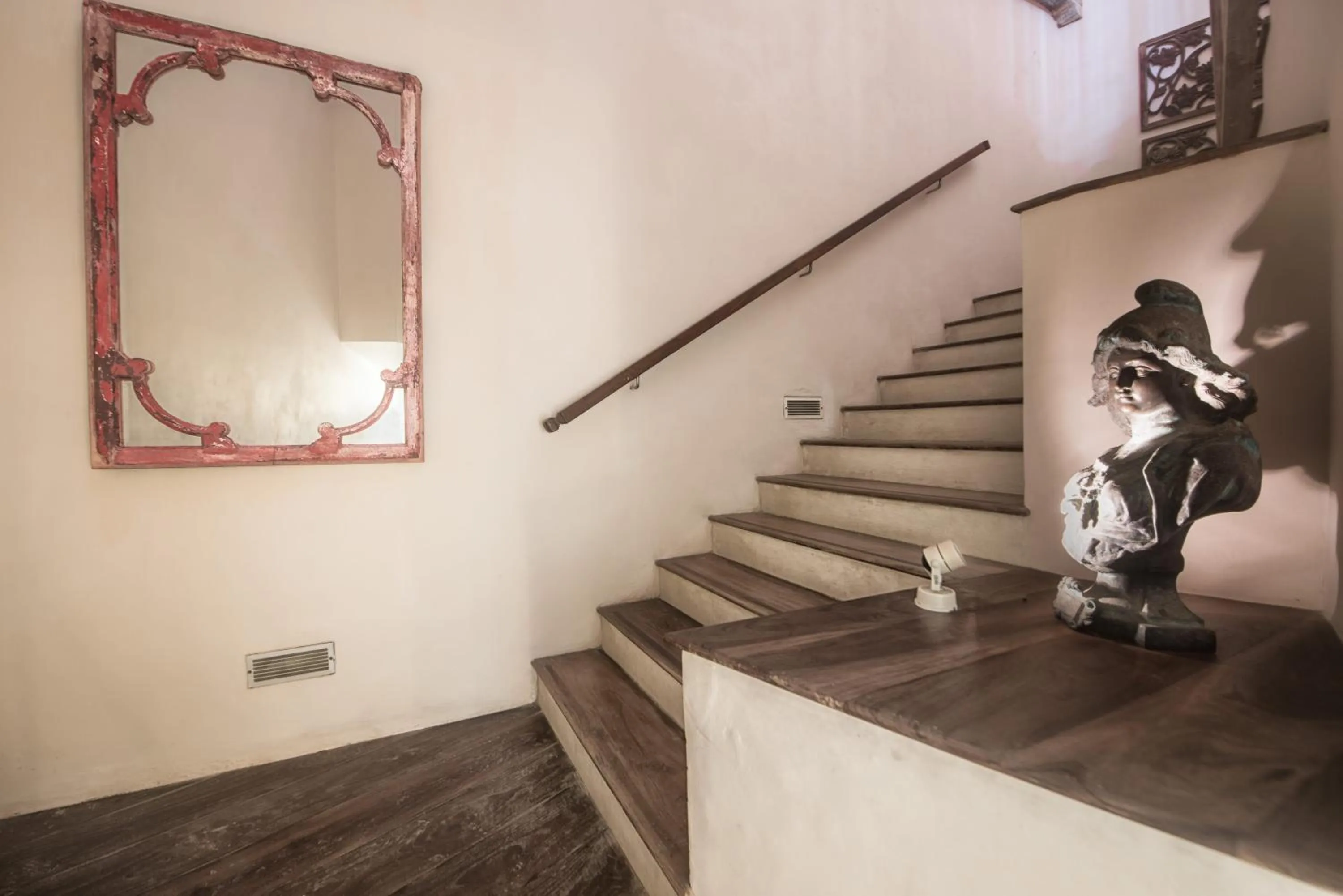 Decorative detail in 20 Middle Street