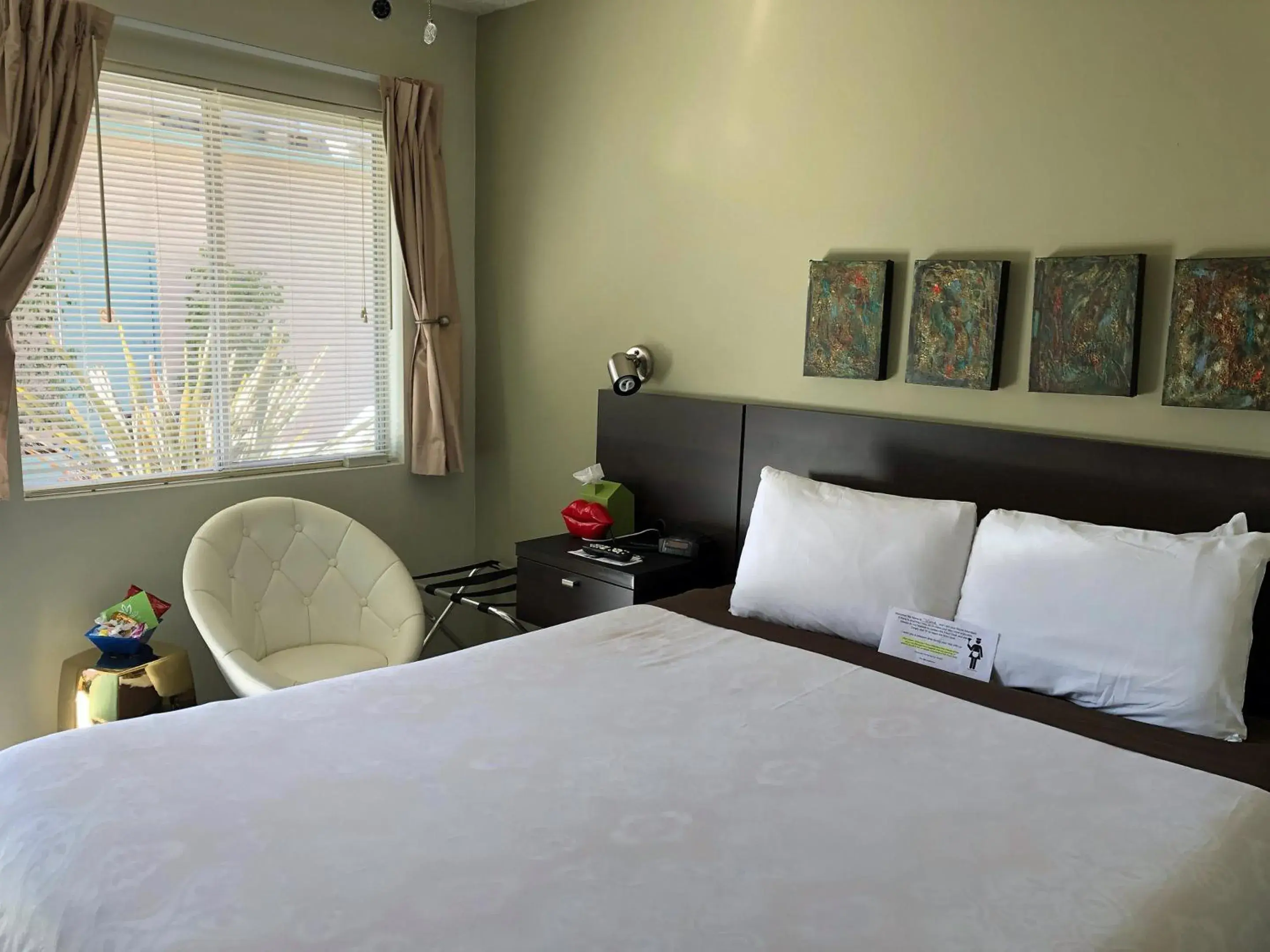 Bed in Bayfront Inn Bed in Bayfront Inn