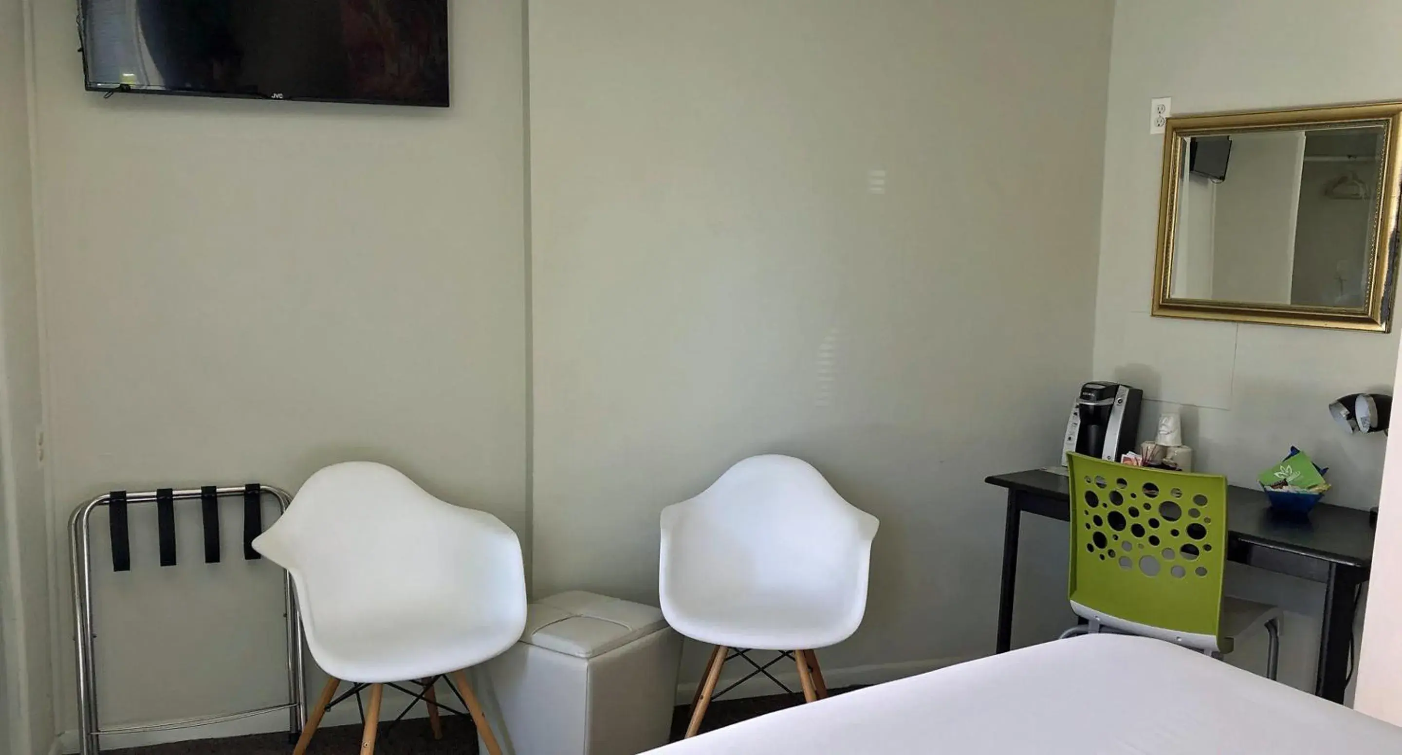 Deluxe King Room - Patio Level Pet Friendly in Bayfront Inn Deluxe King Room - Patio Level Pet Friendly in Bayfront Inn