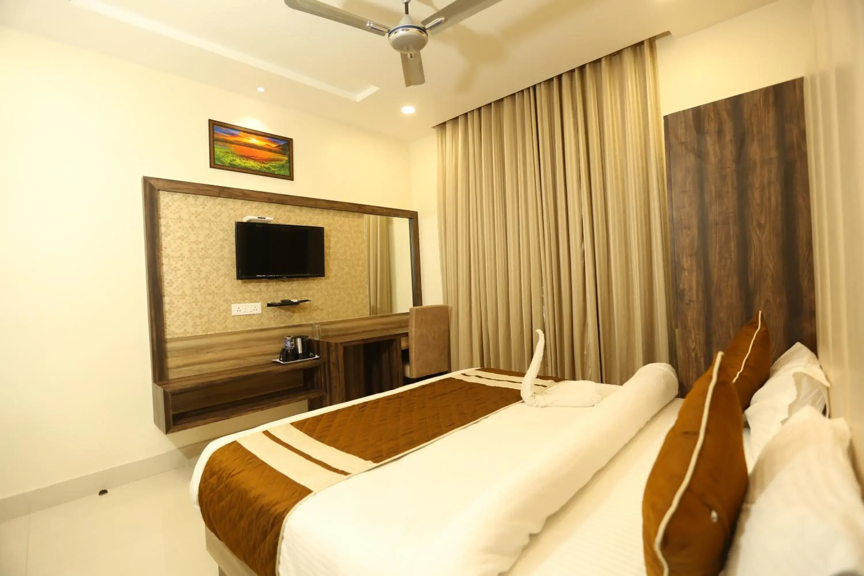 Bedroom, Bed in Hotel Malhotra inn 50 Meter from Golden Temple Bedroom, Bed in Hotel Malhotra inn 50 Meter from Golden Temple