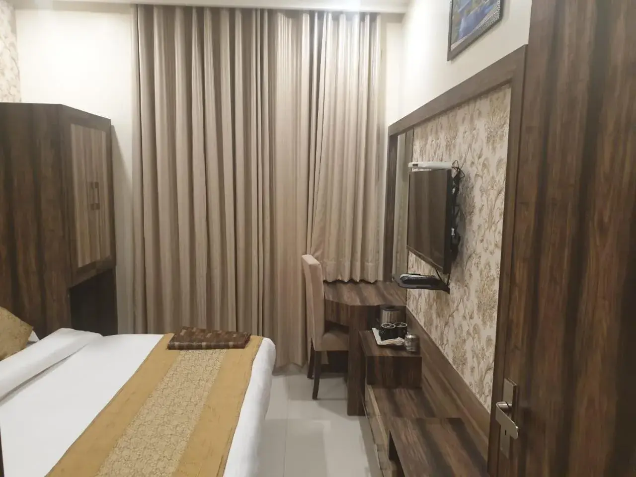 Bedroom, Bed in Hotel Malhotra inn 50 Meter from Golden Temple Bedroom, Bed in Hotel Malhotra inn 50 Meter from Golden Temple