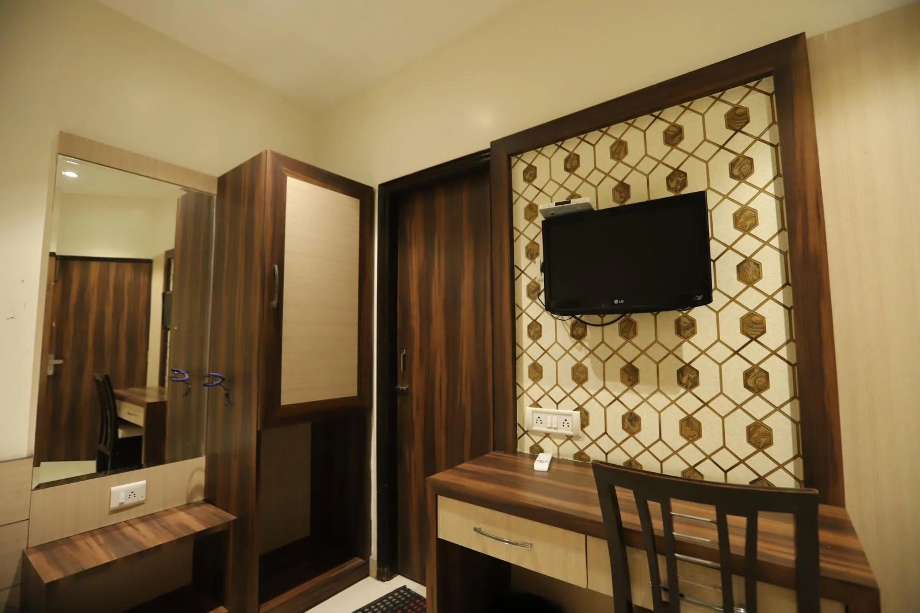 TV and multimedia in Hotel Malhotra inn 50 Meter from Golden Temple