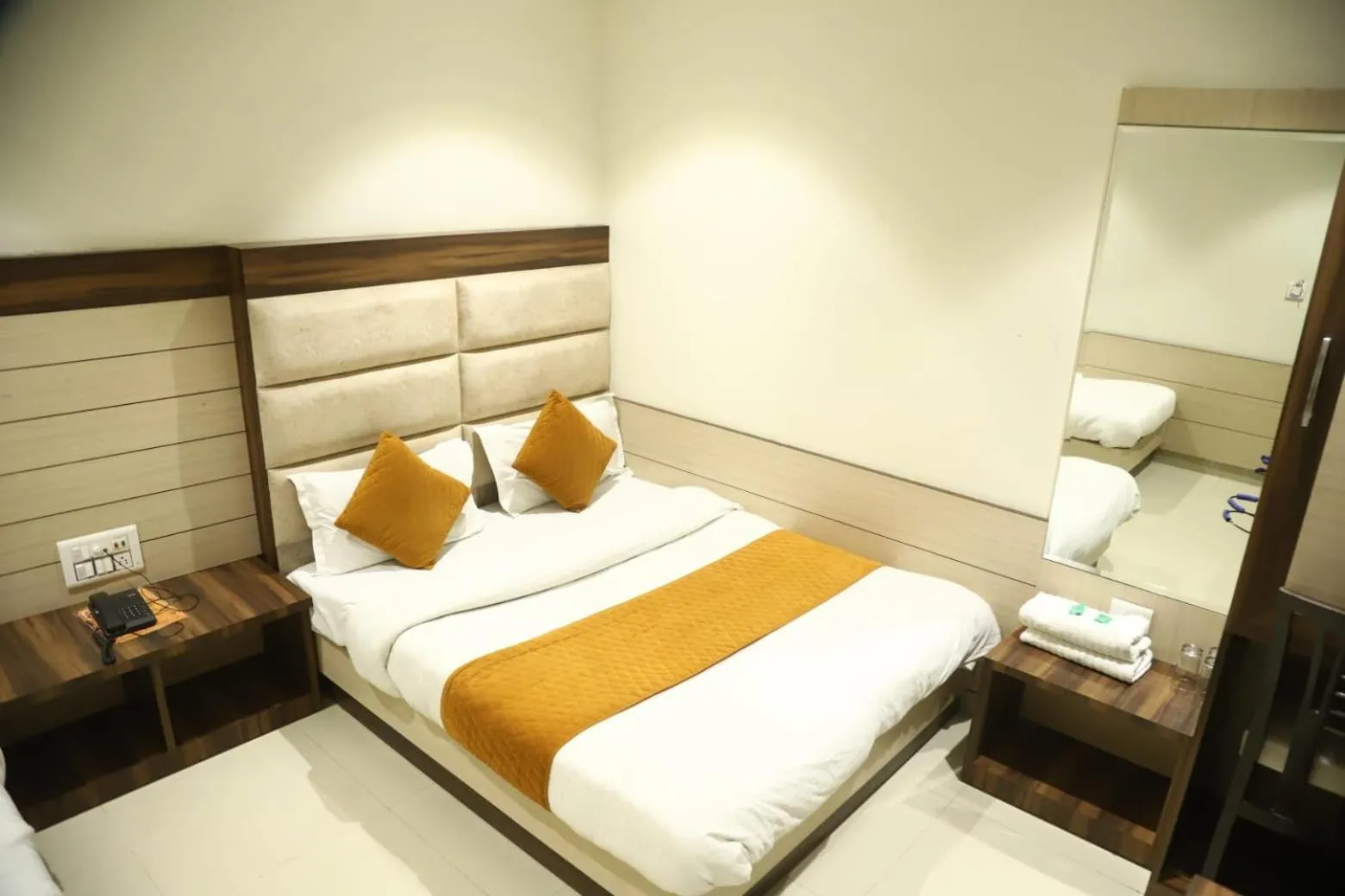 Restaurant/places to eat, Bed in Hotel Malhotra inn 50 Meter from Golden Temple